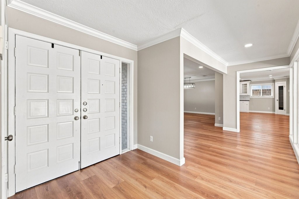 5522 Dumfries Drive Property Photo 3