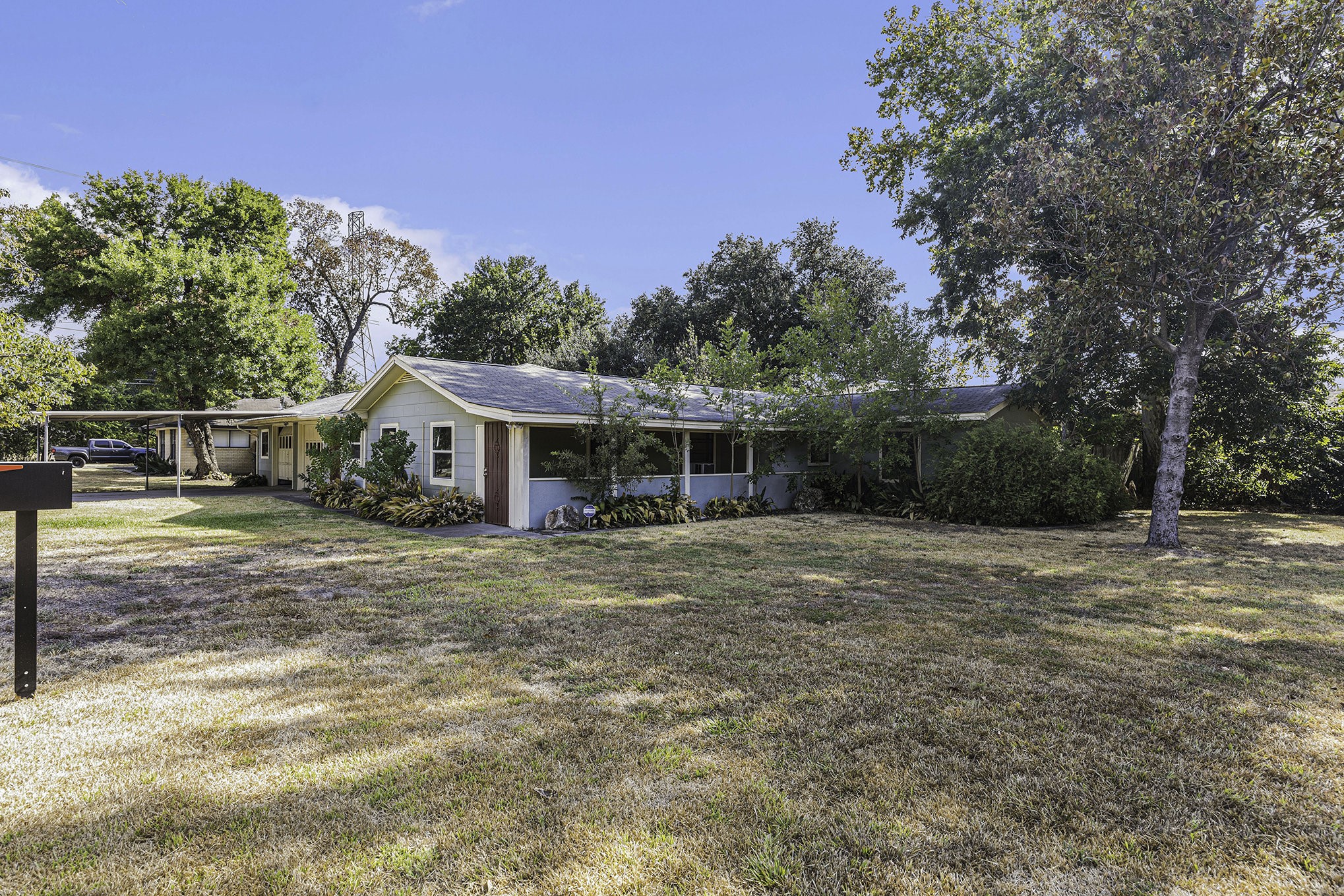 2902 Helberg Road Property Photo 4