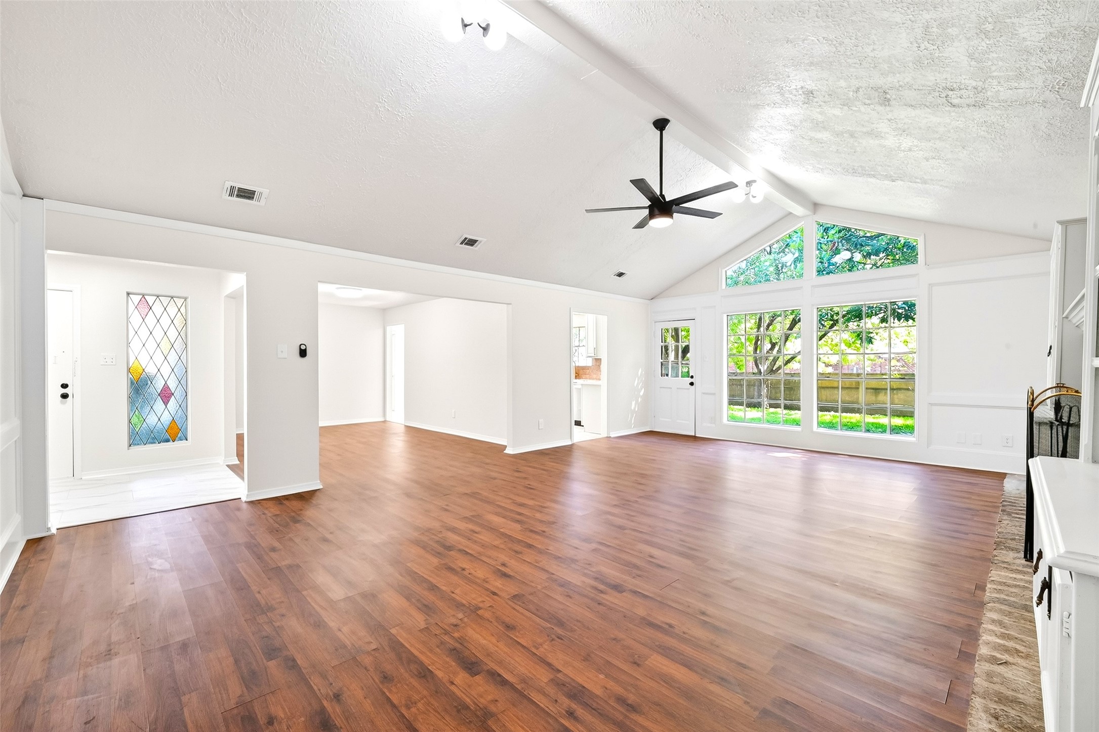 15207 Pleasant Valley Road Property Photo 6