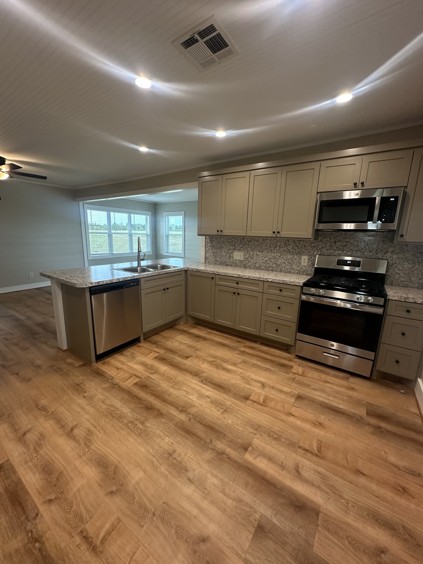 12201 Emshoff Property Photo 5