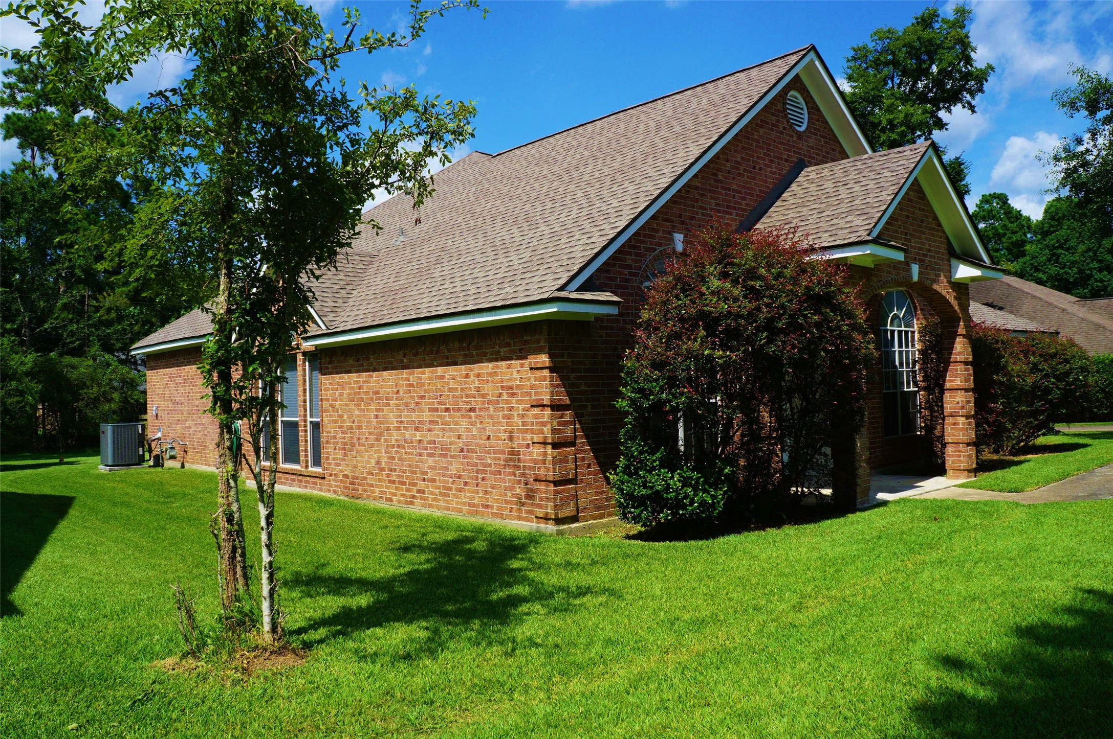 2427 Chantilly Lane Property Photo 3