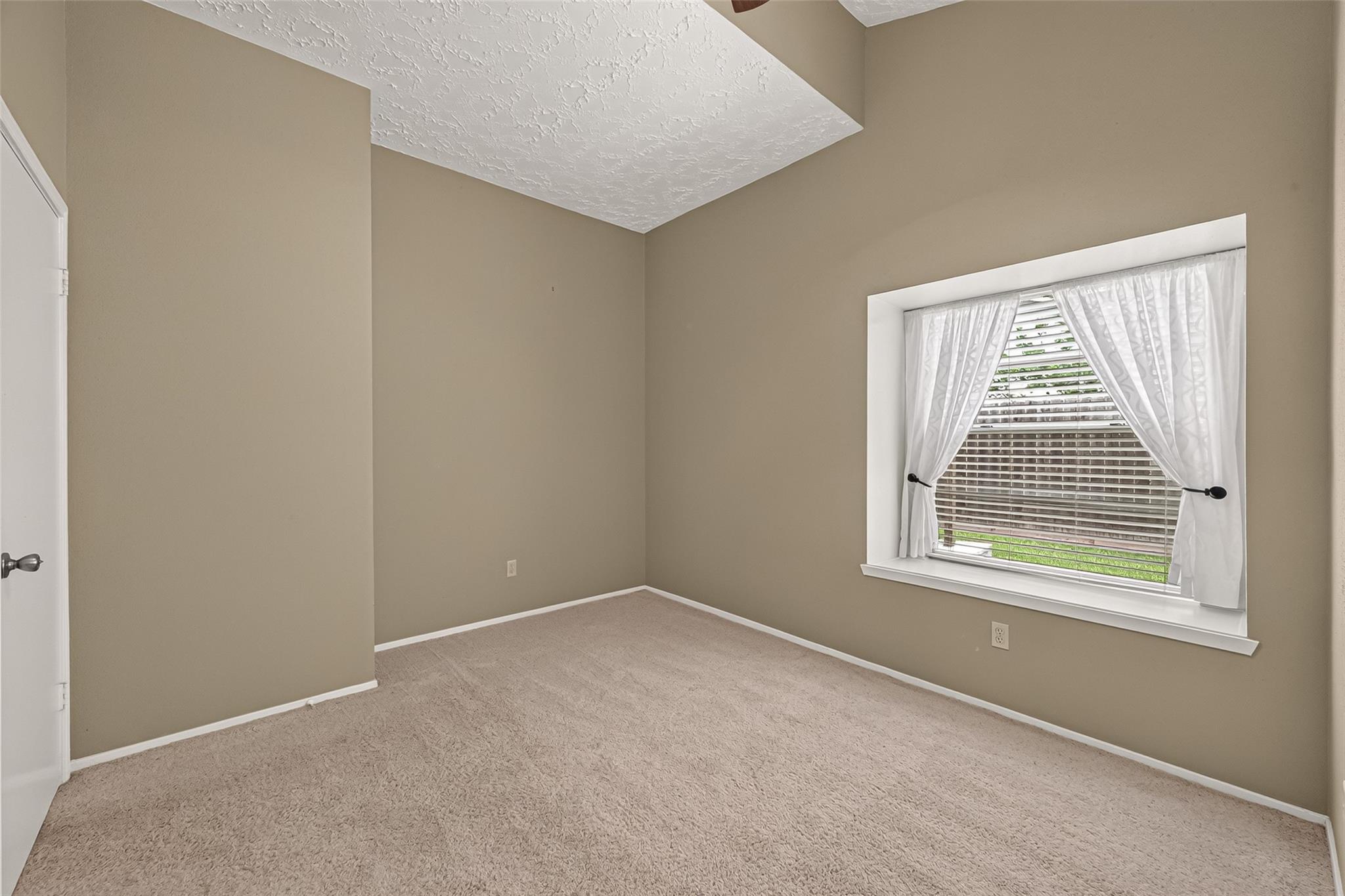 2811 Pheasant Creek Drive Property Photo 17