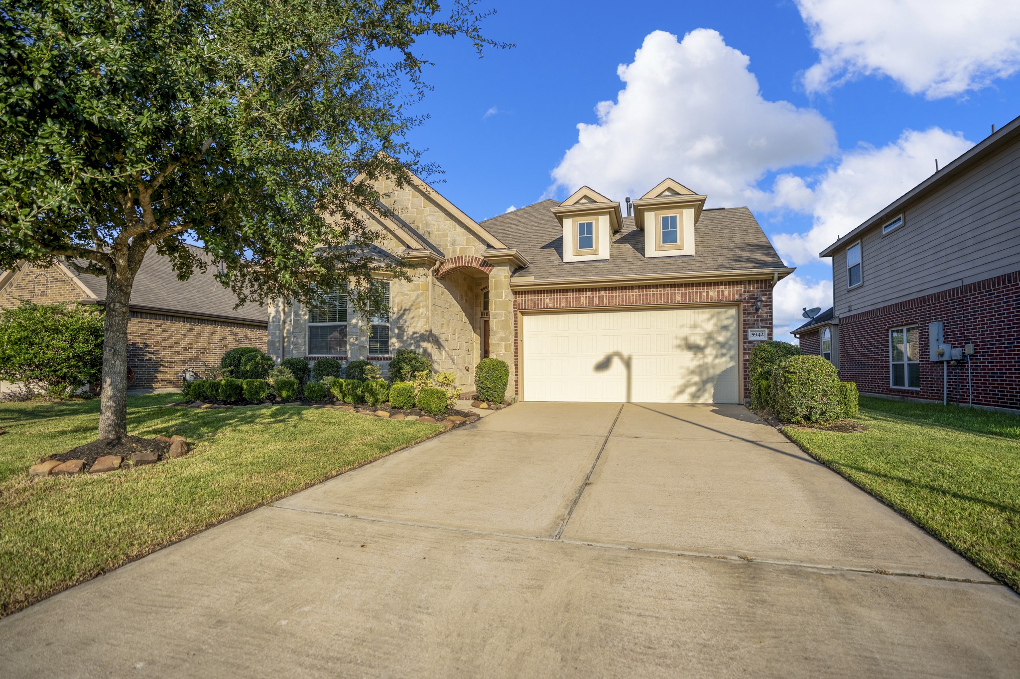 5942 Brookway Willow Drive Property Photo 3