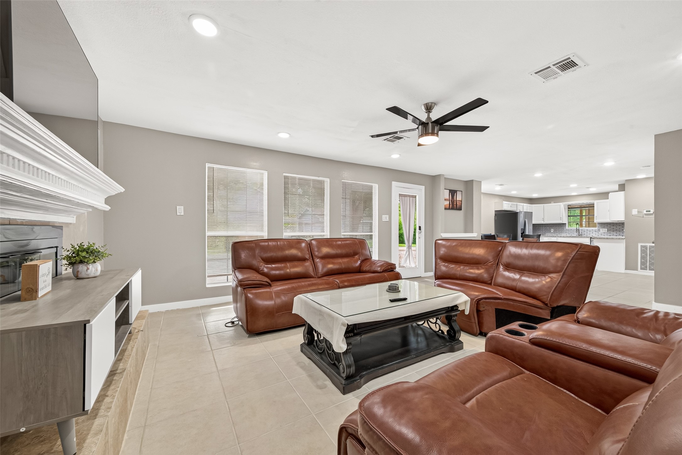 552 Roanoke Drive Property Photo 3