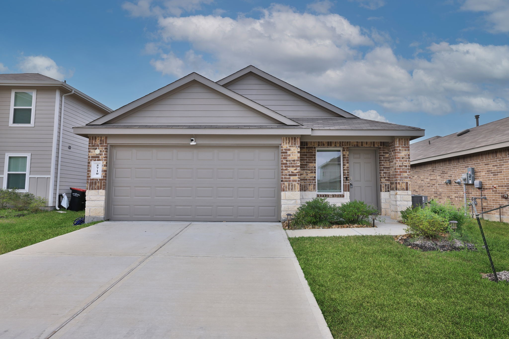 5710 Vintage Oakmont Drive Property Photo 1