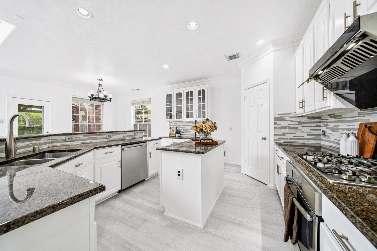 18431 W Laura Shore Drive Property Photo 16