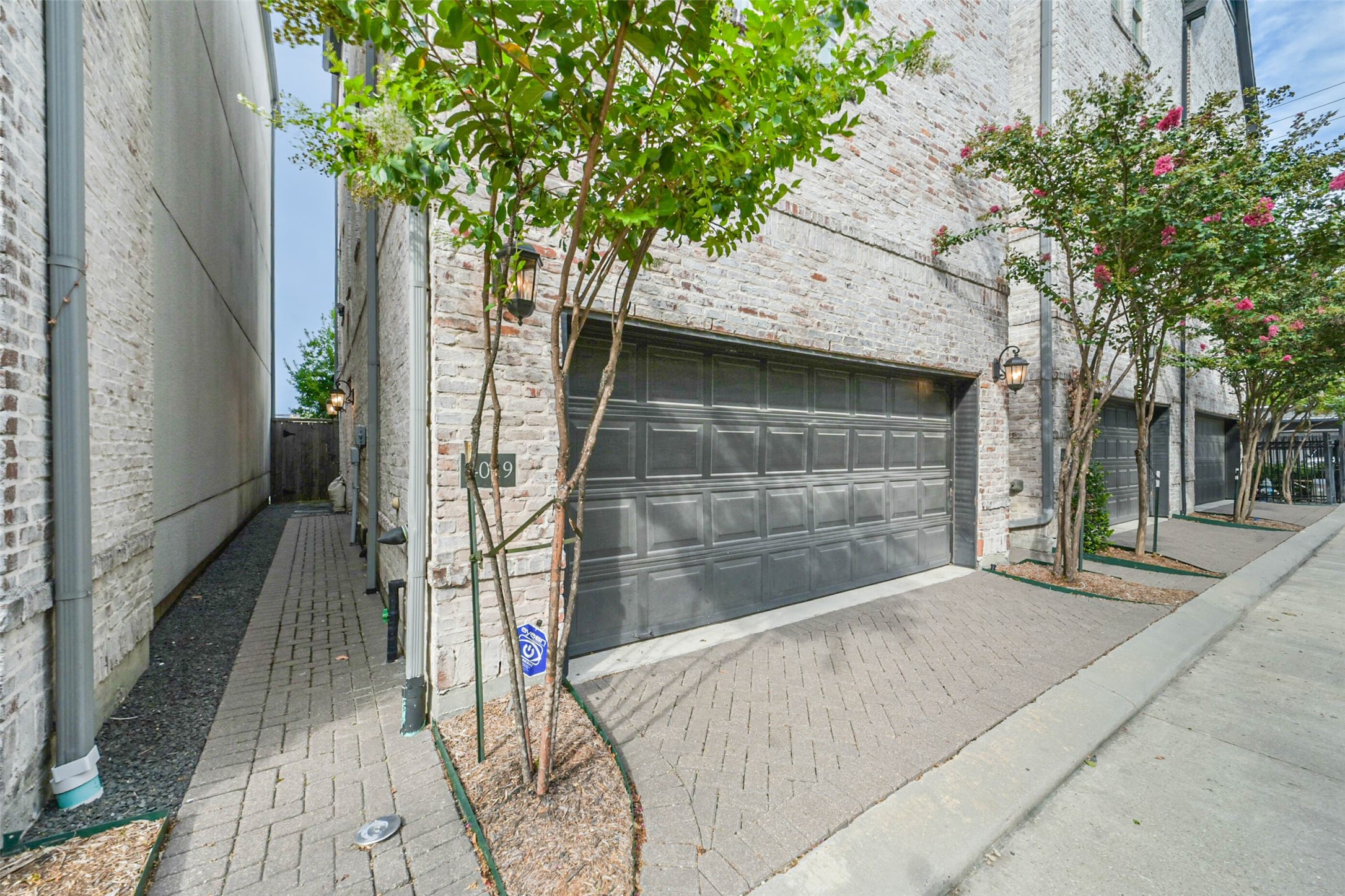 4019 University Grove Street Property Photo 4