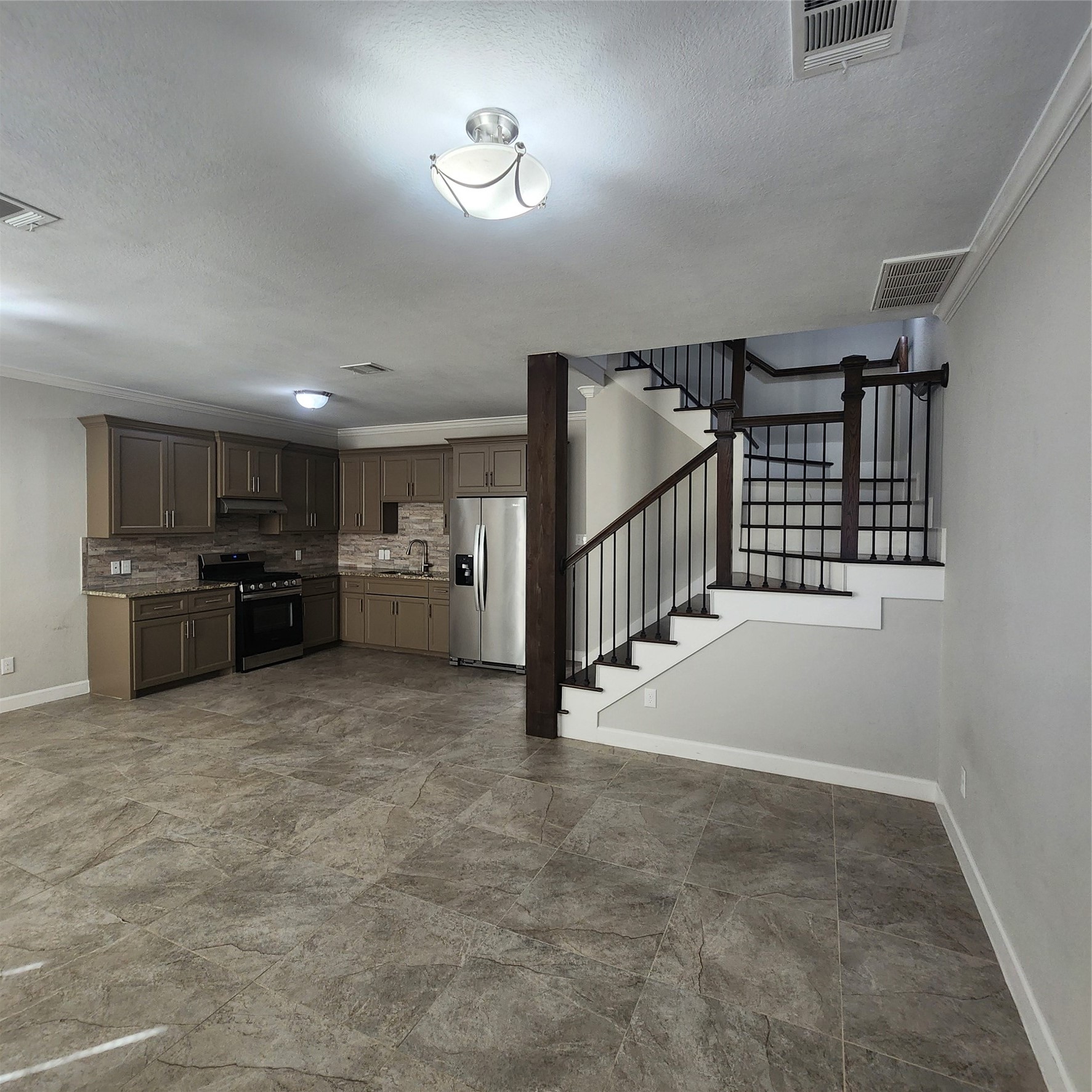 617 E 39th Street A Property Photo 3