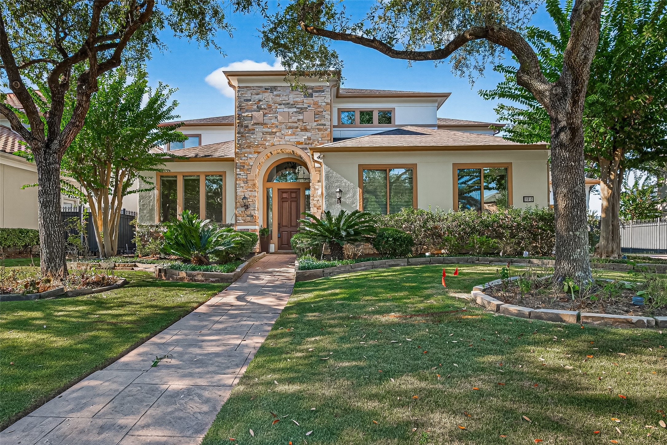 11819 Legend Manor Drive Property Photo 5