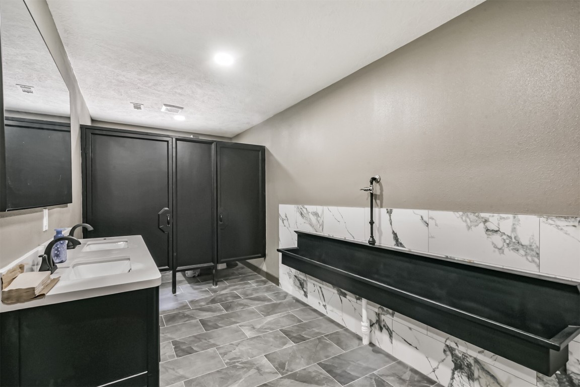 9030 Almeda Genoa Road Property Photo 11