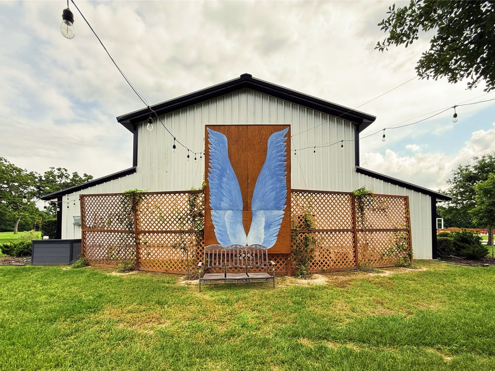 601 E Collard Street Property Photo 4