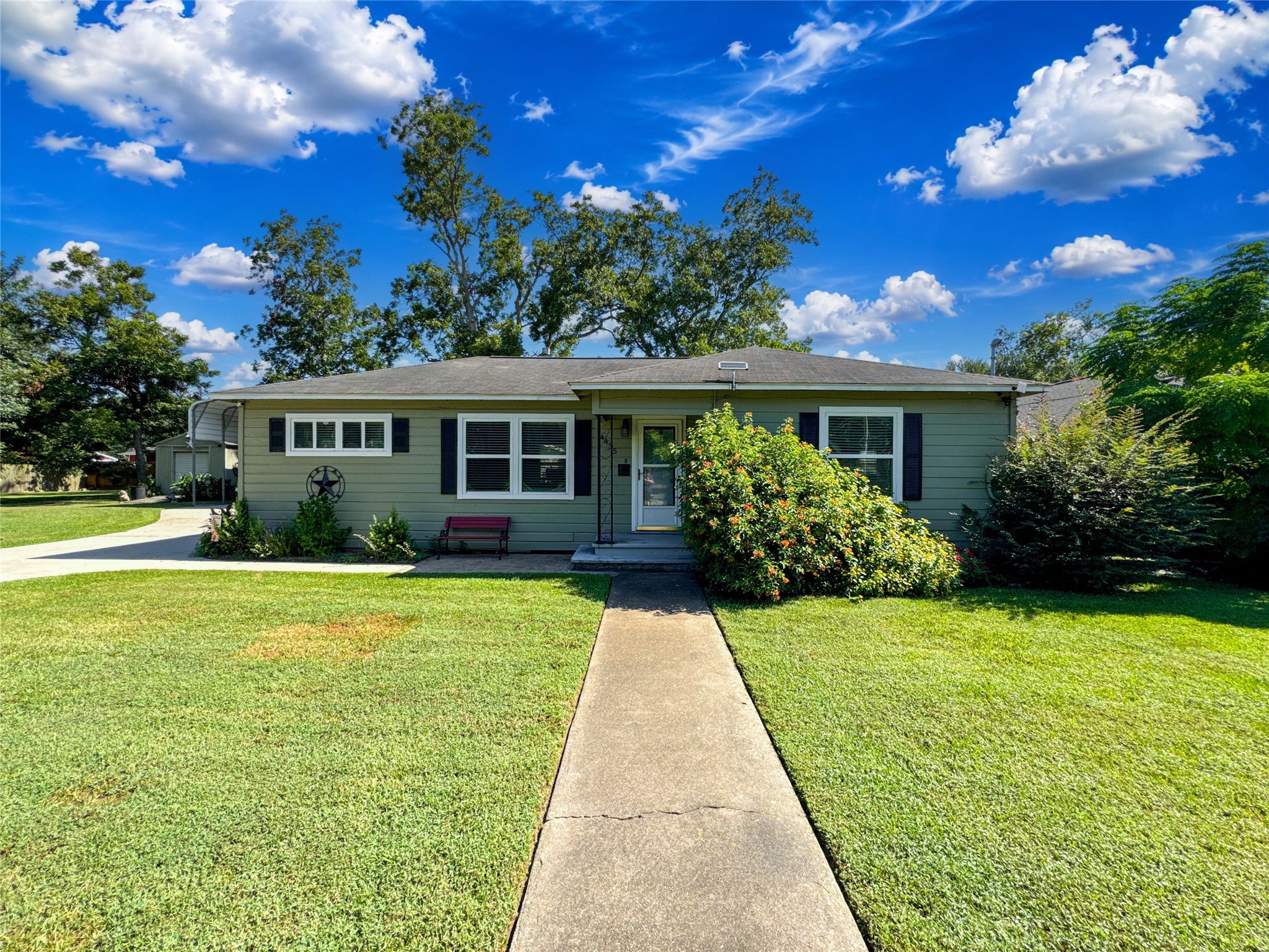 4435 11th Street Property Photo 2