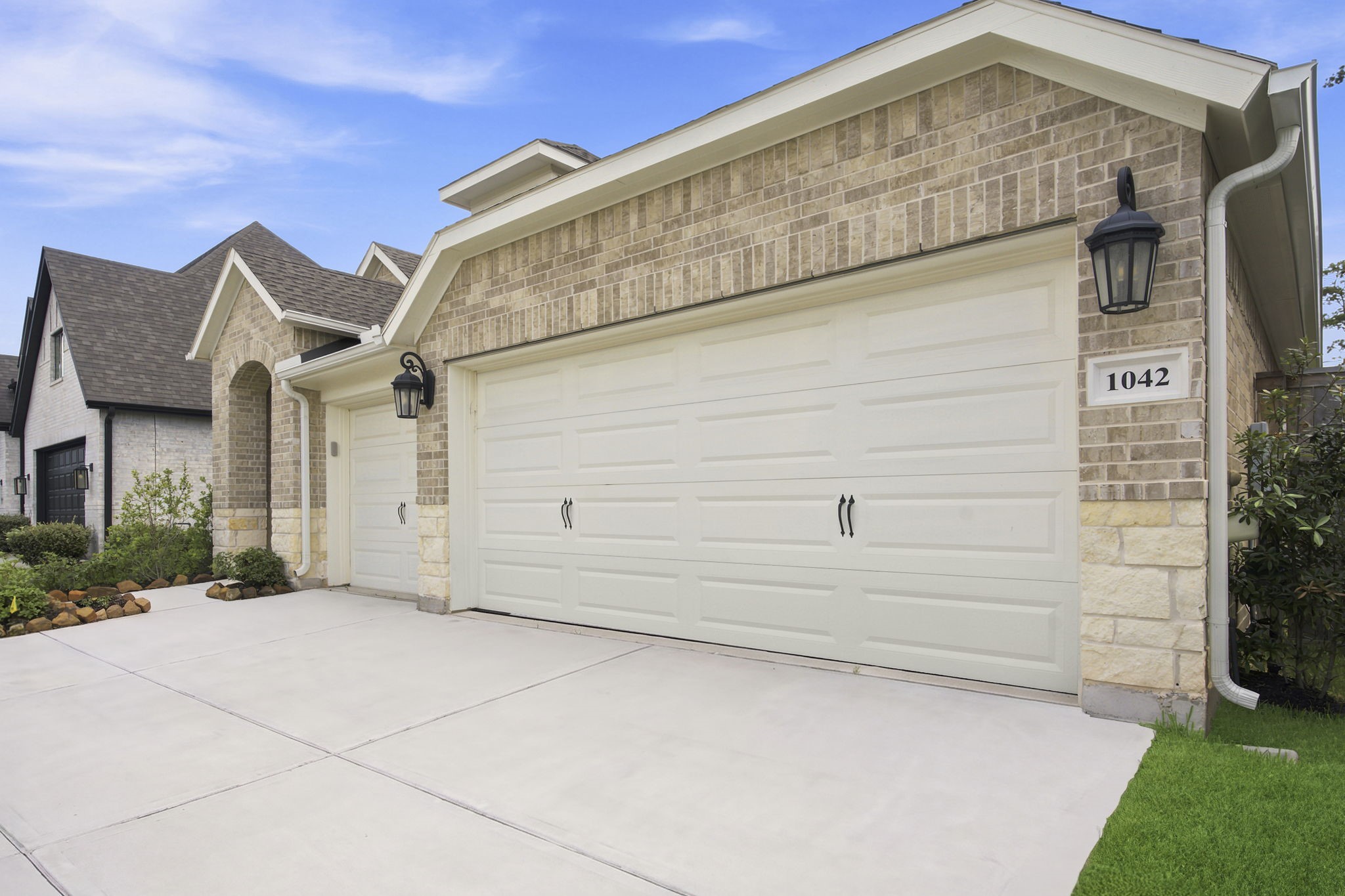 1042 Windy Creek Path Property Photo 2