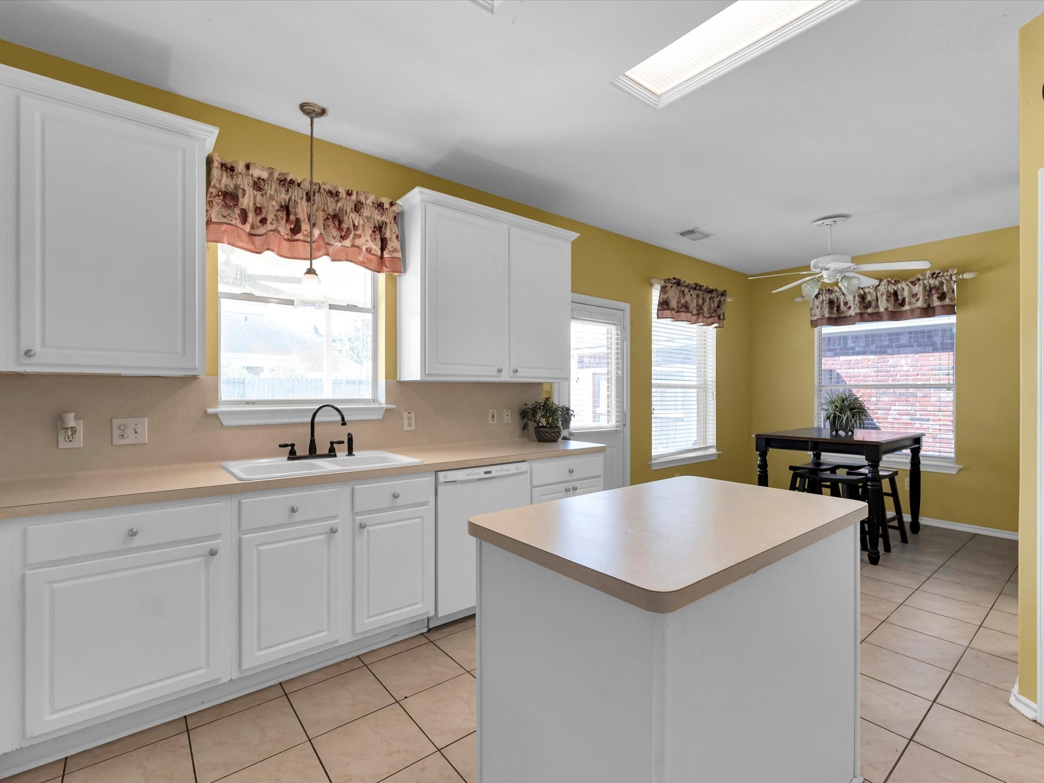 2403 Floral Ridge Drive Property Photo 17