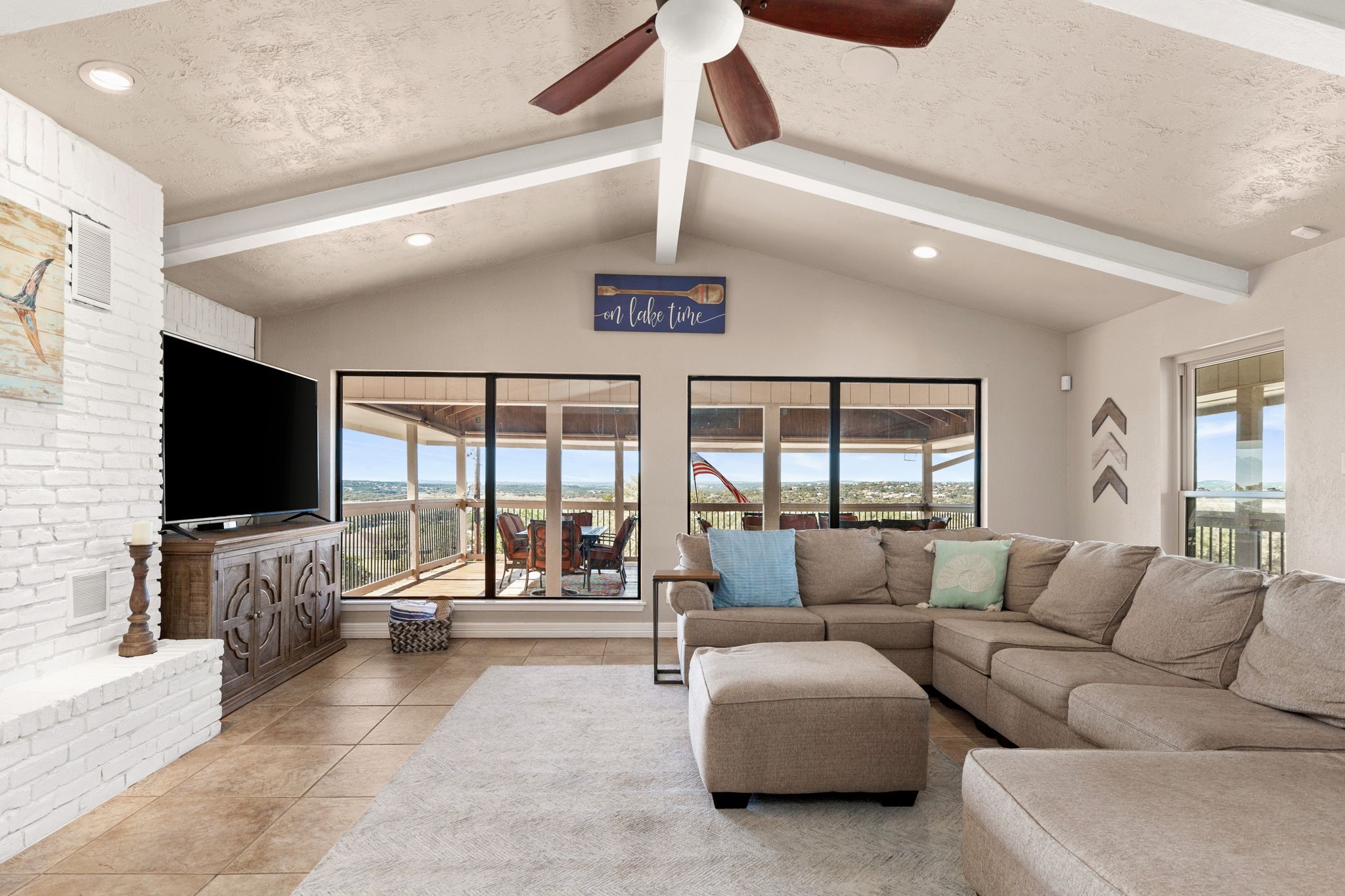 1464 Lakeside Drive W Property Photo 3
