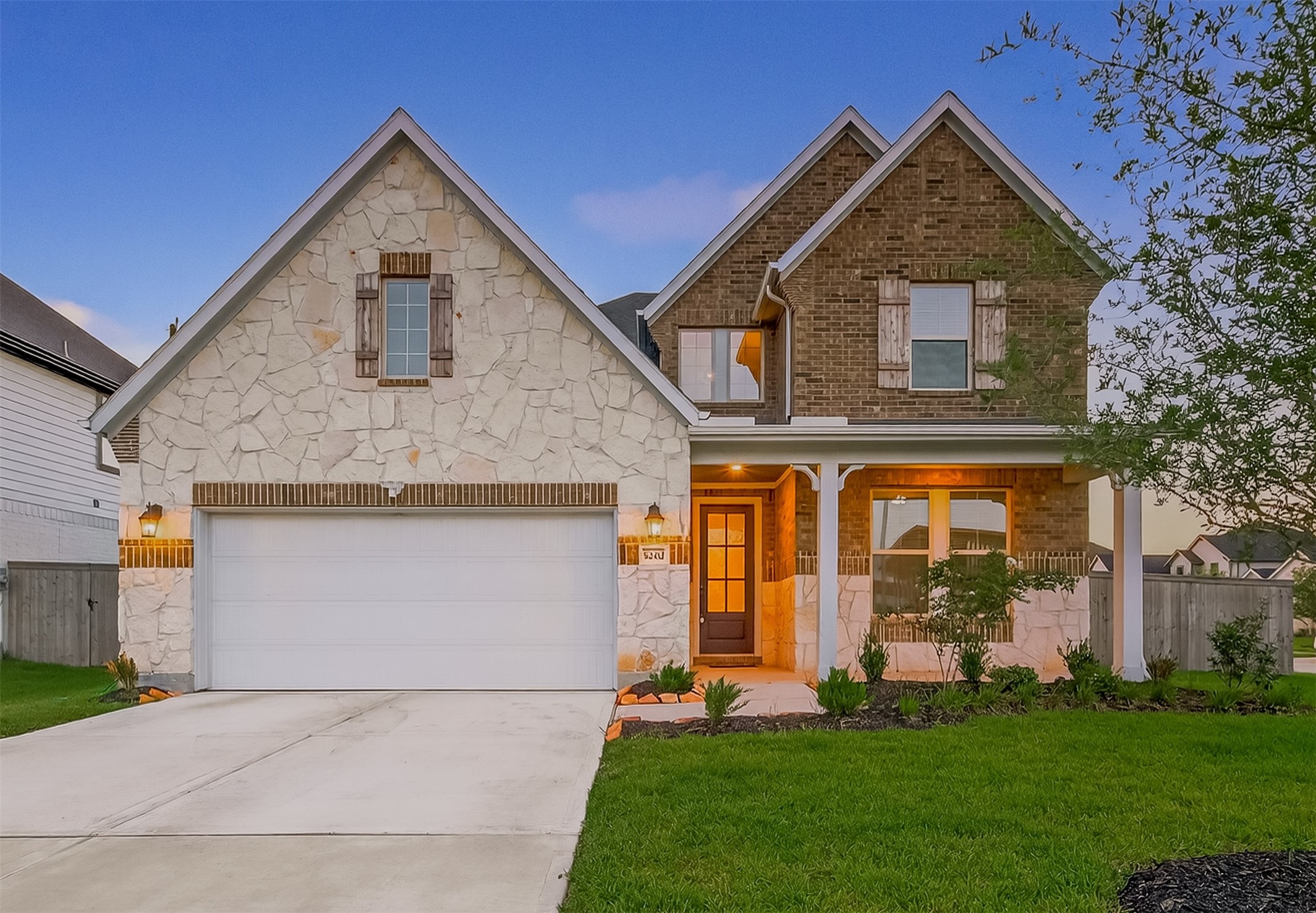 5202 Oakland Bluff Lane Property Photo 1