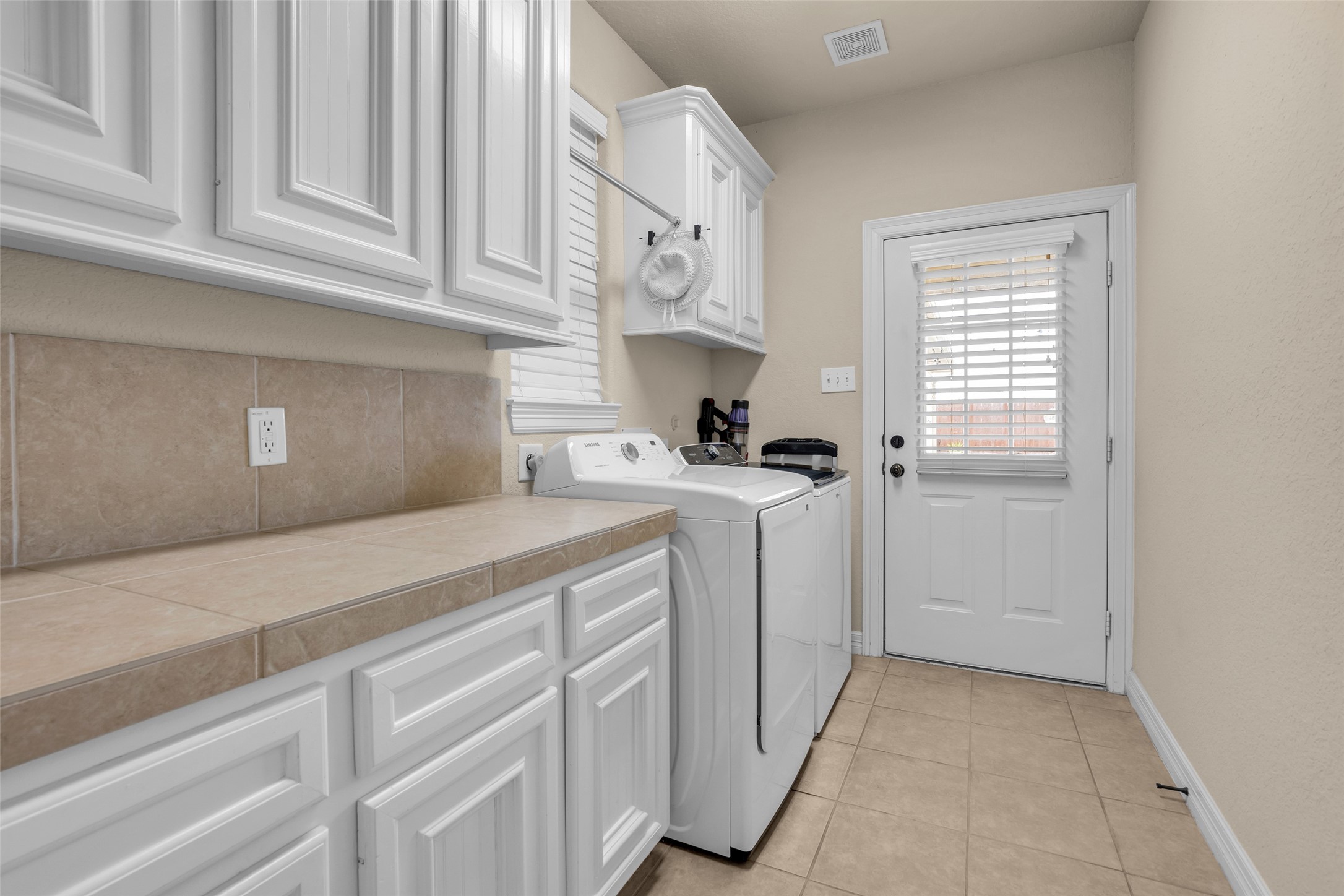 1813 Mesa Verde Drive Property Photo 27
