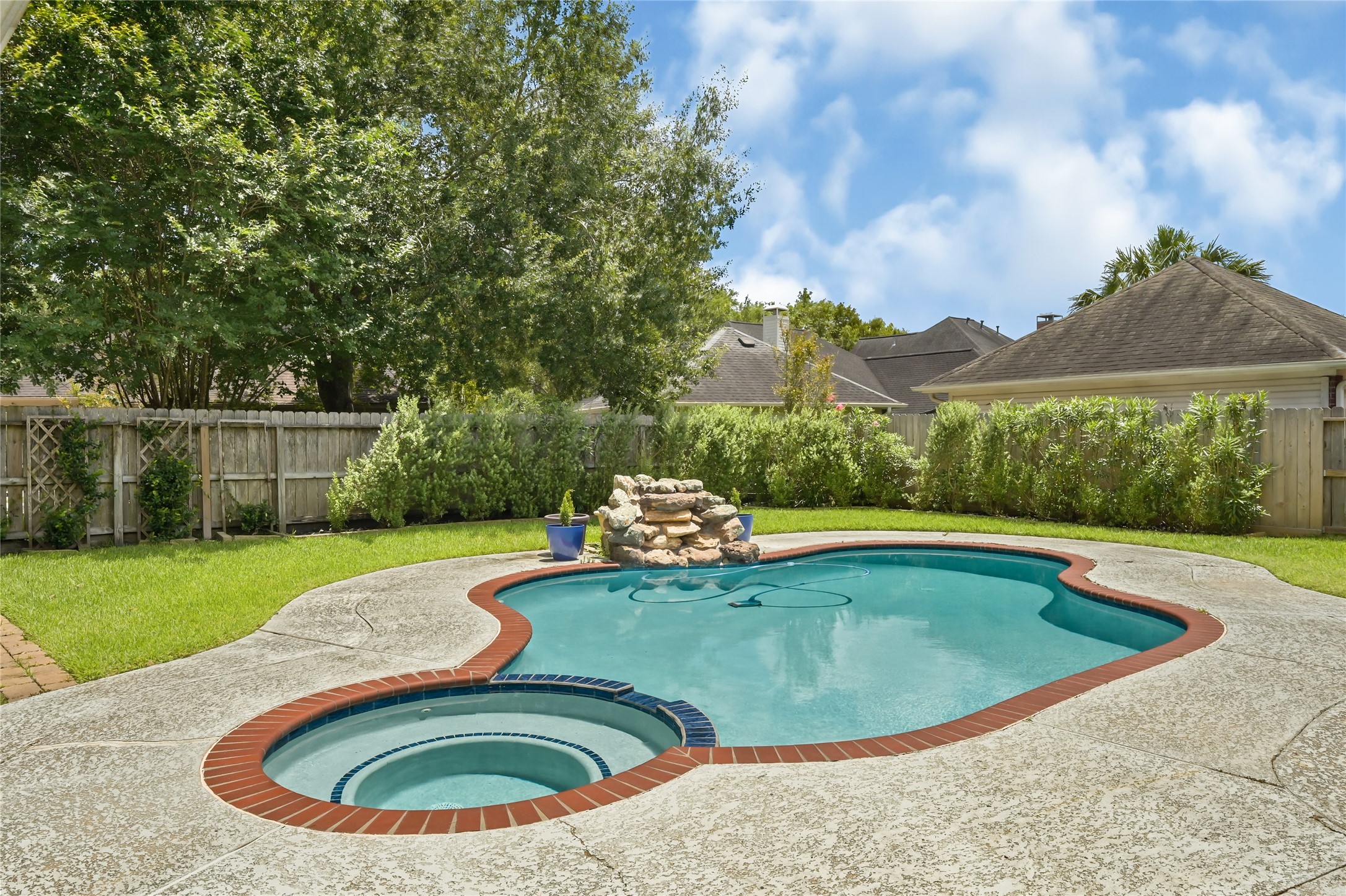 1327 Blackthorne Drive Property Photo 4