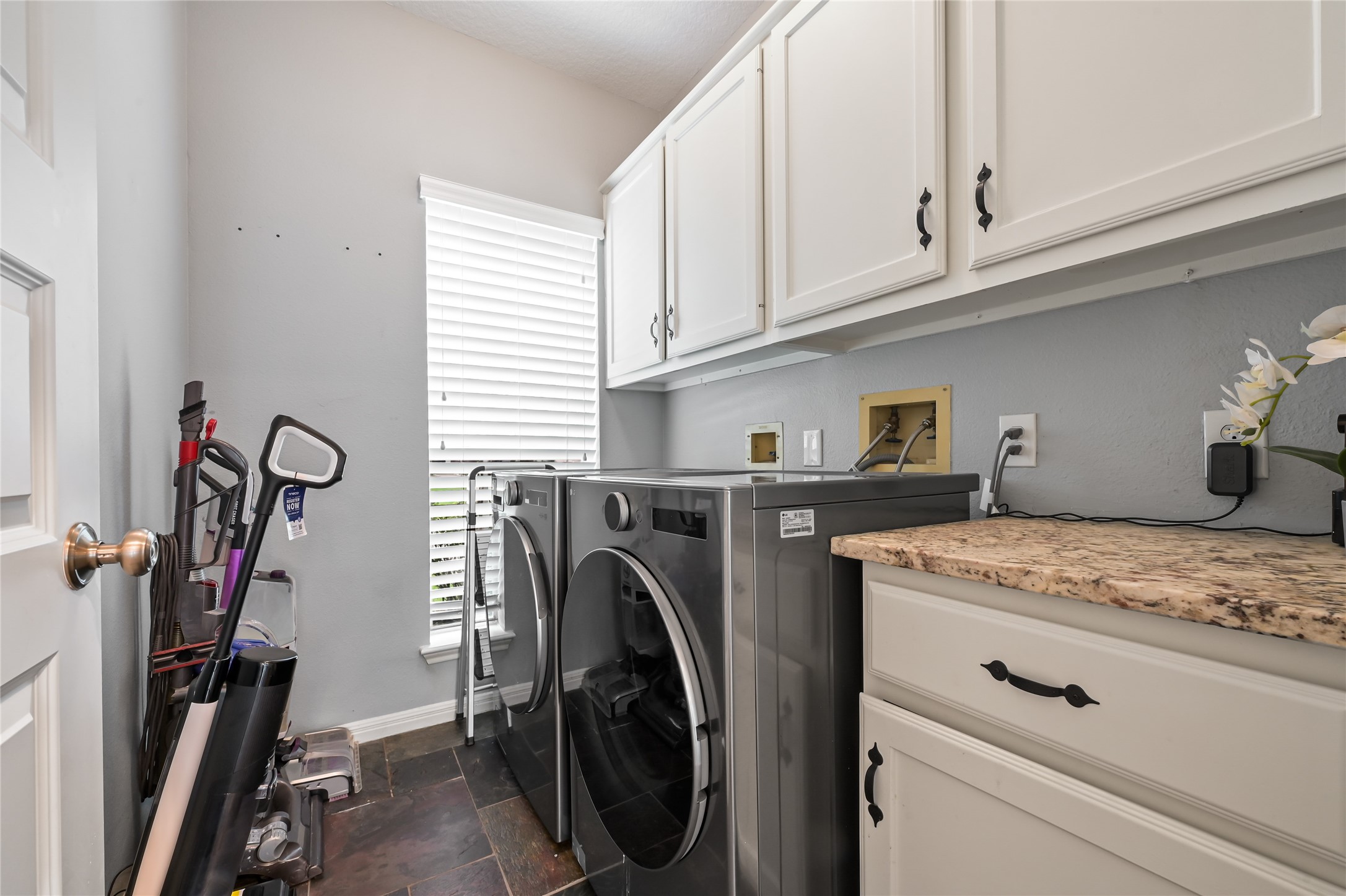 1327 Blackthorne Drive Property Photo 24