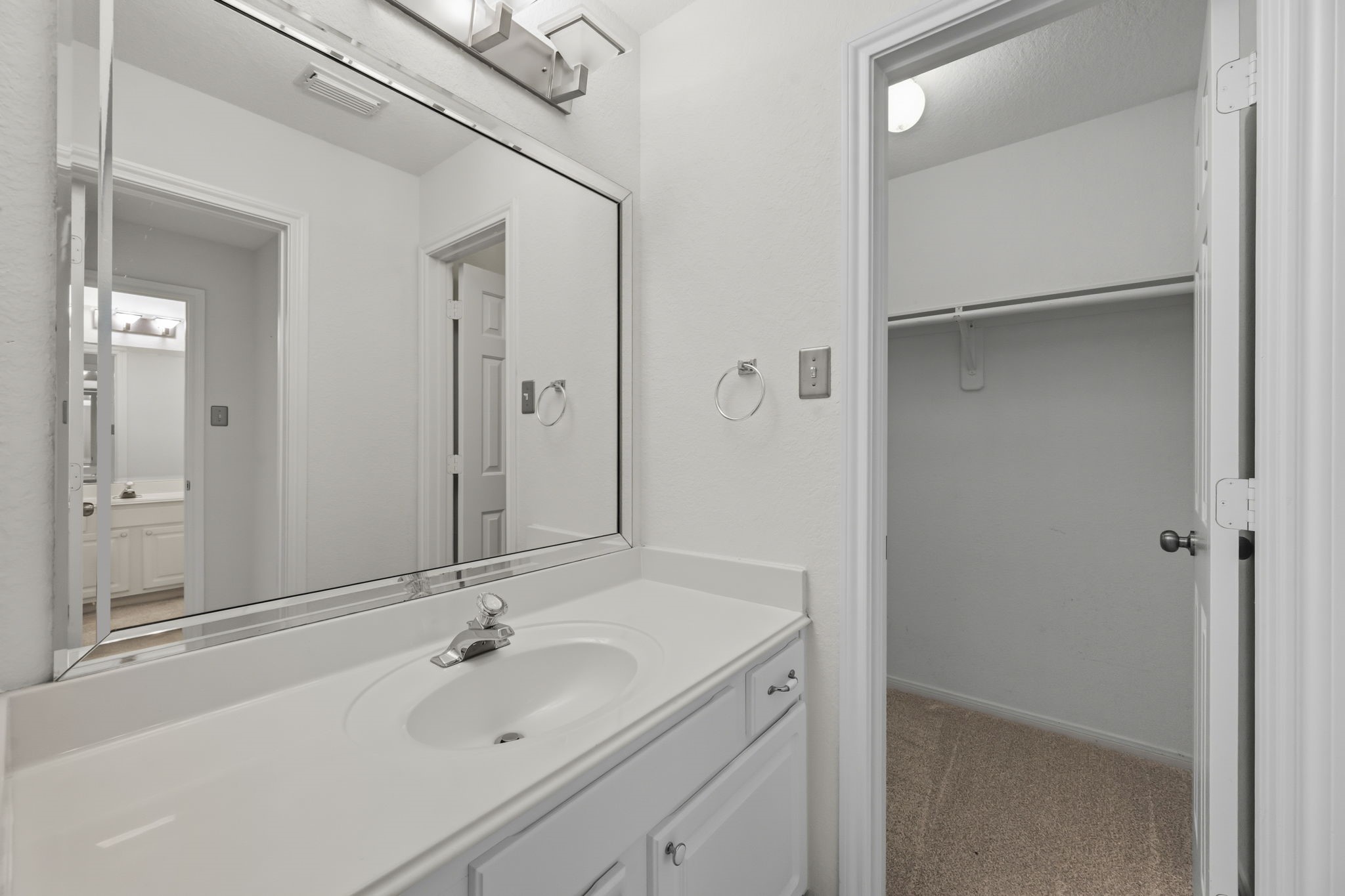 8026 Trophy Place Drive Property Photo 32