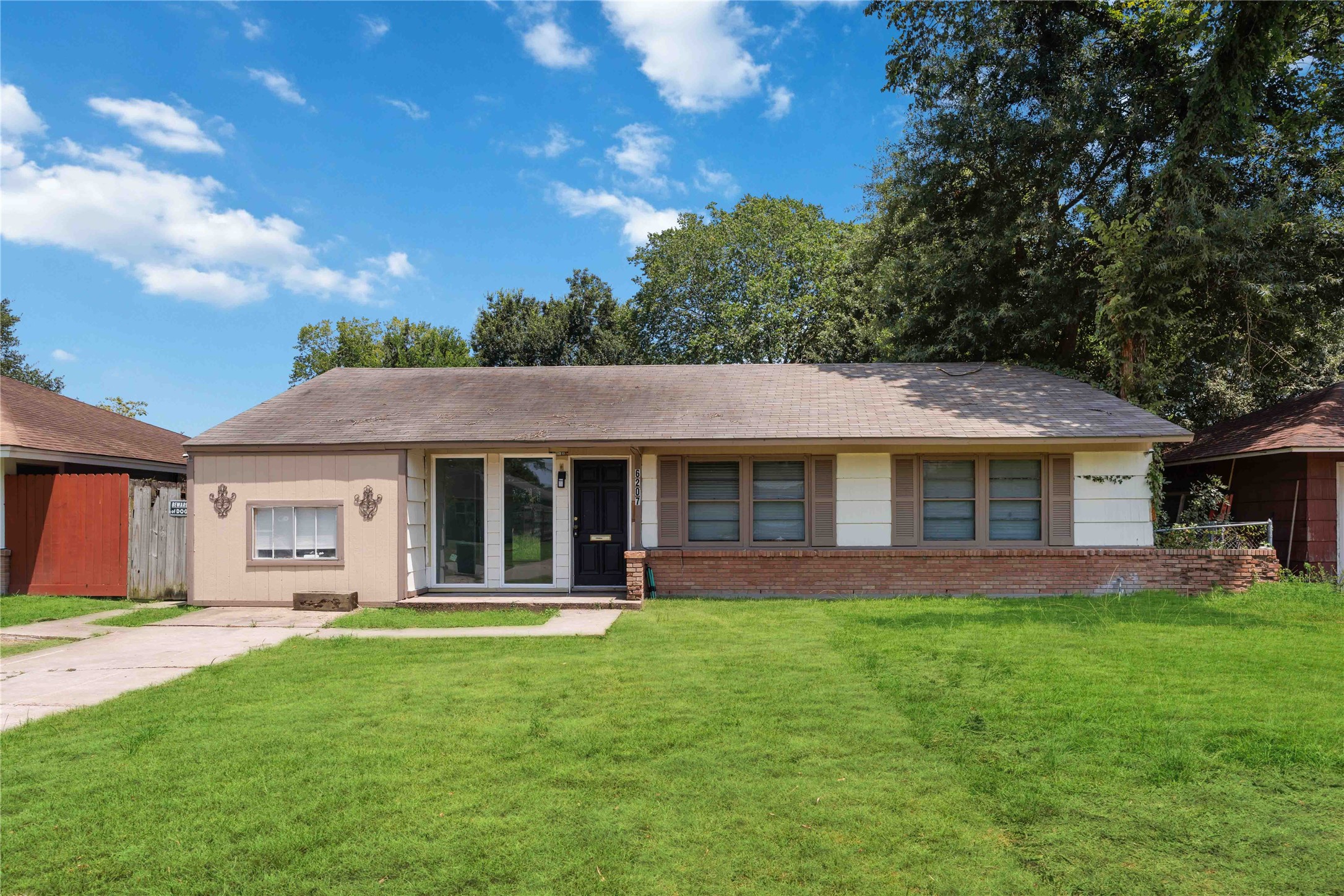 6207 Heron Drive Property Photo 1