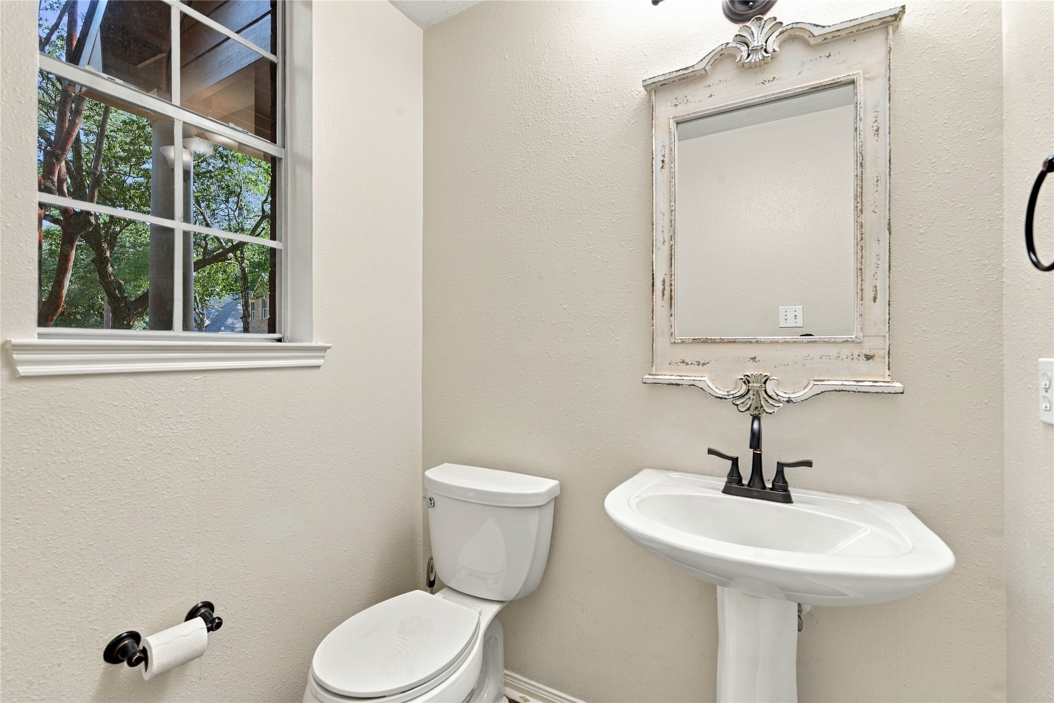 2 Hobbit Glen Drive Property Photo 7