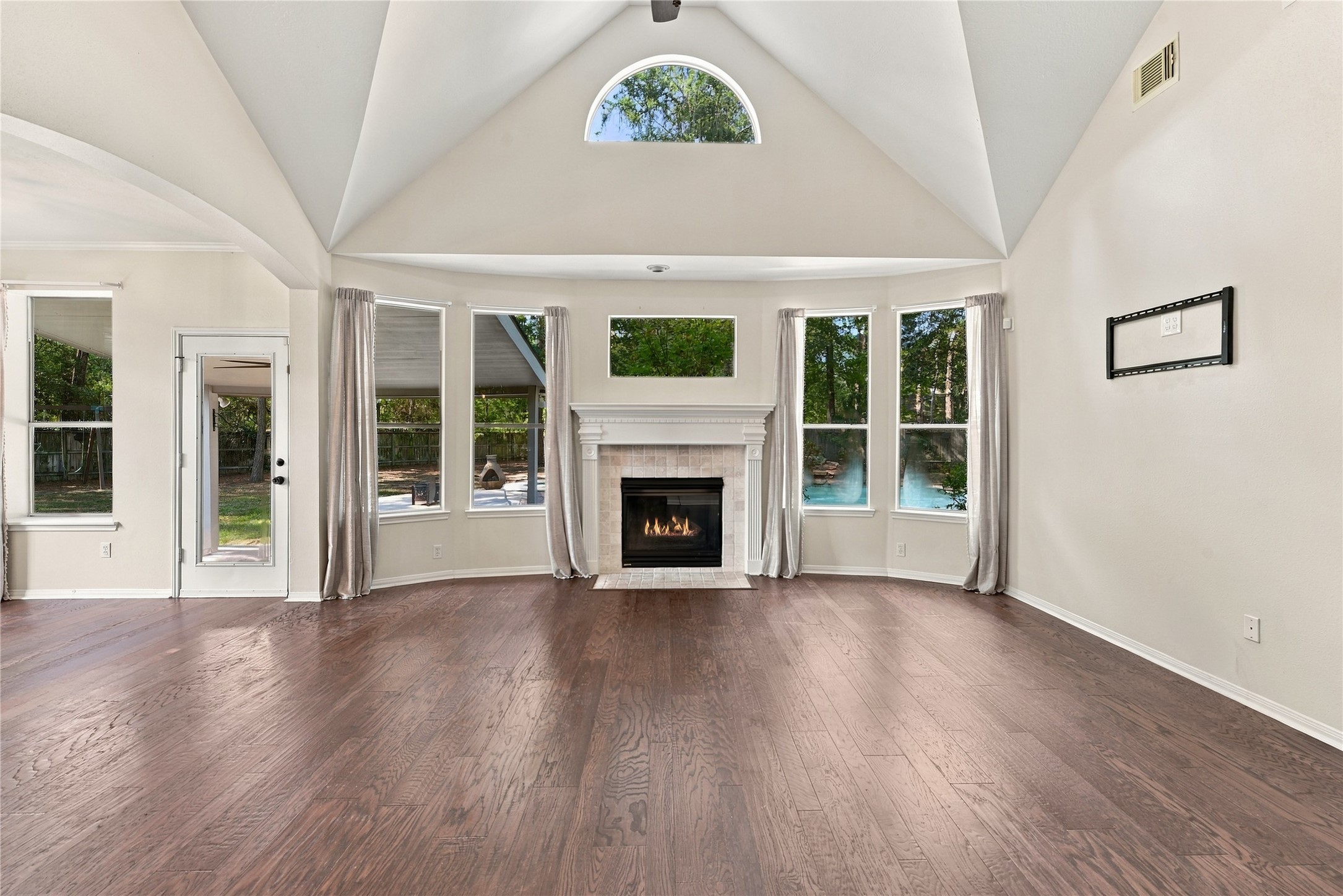 2 Hobbit Glen Drive Property Photo 12
