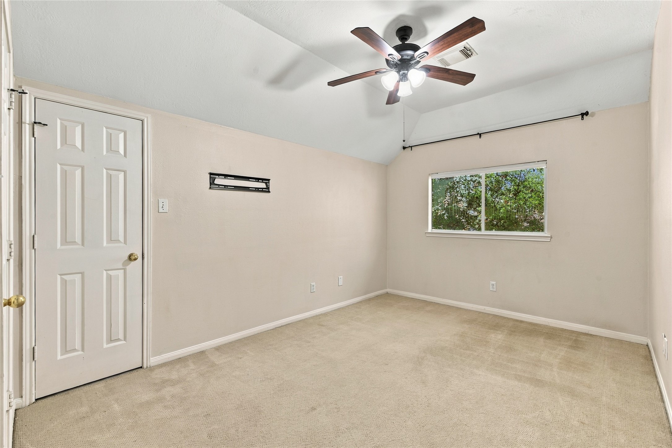 2 Hobbit Glen Drive Property Photo 34