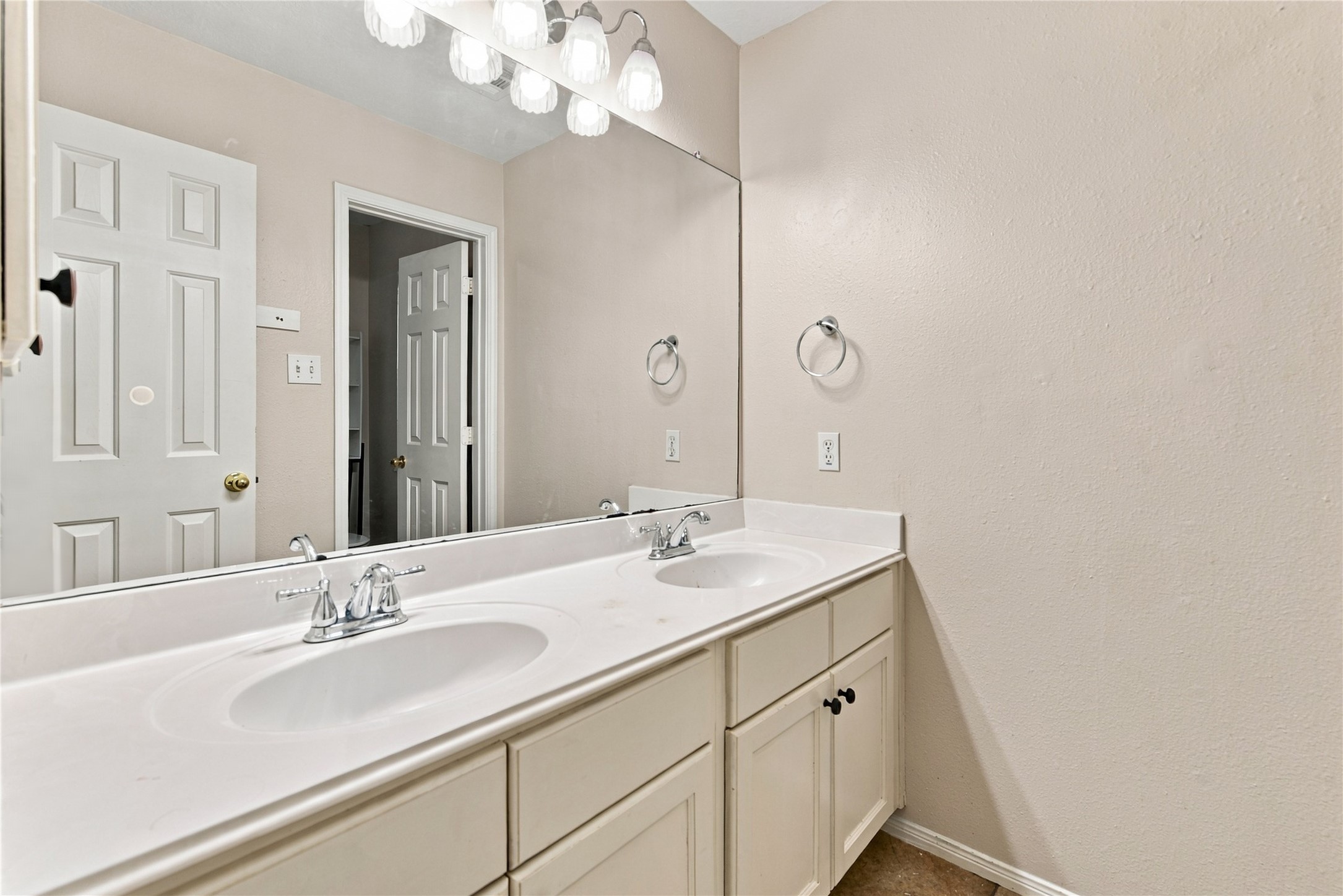 2 Hobbit Glen Drive Property Photo 38