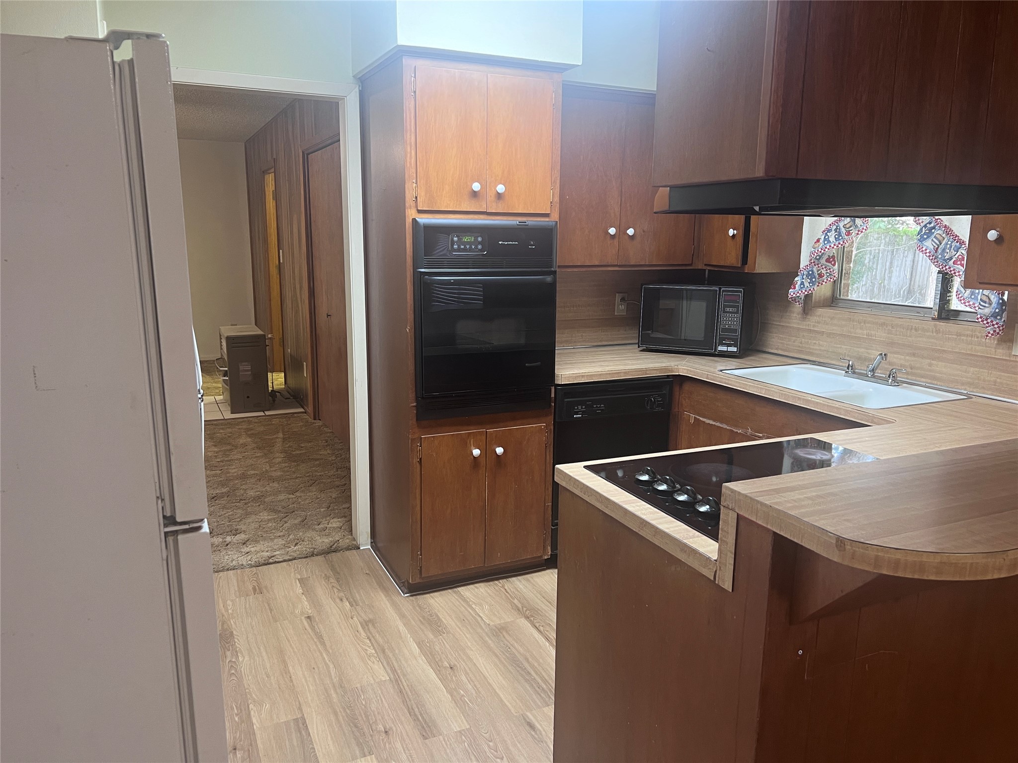 1111 Kelving Way Property Photo 3
