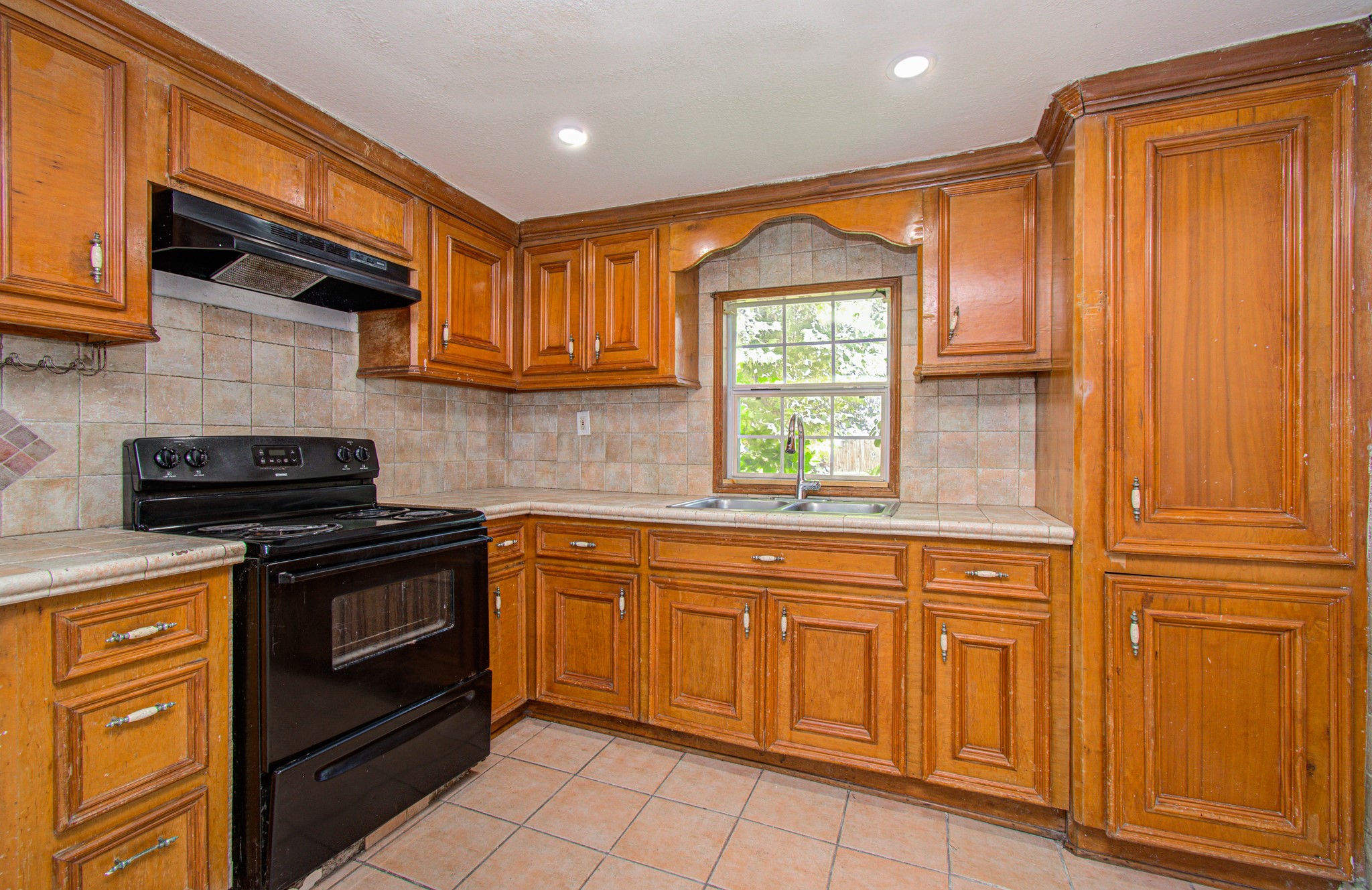 1016 Apache Street Property Photo 16