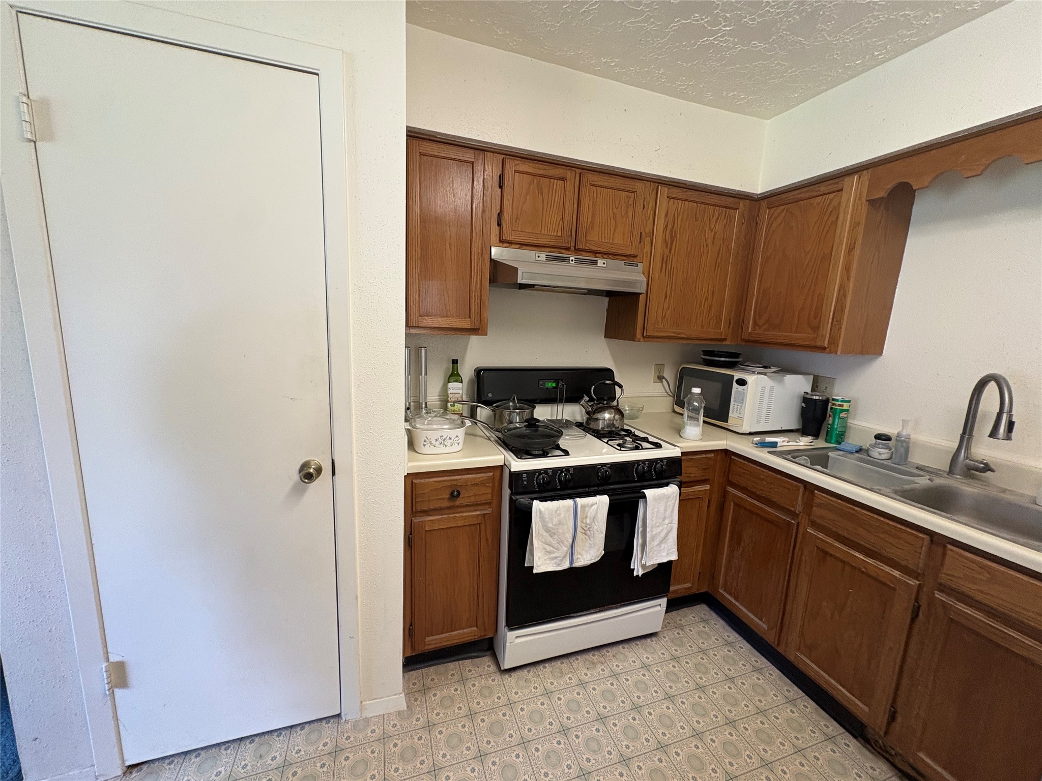 1127 W Brompton Drive Property Photo 4