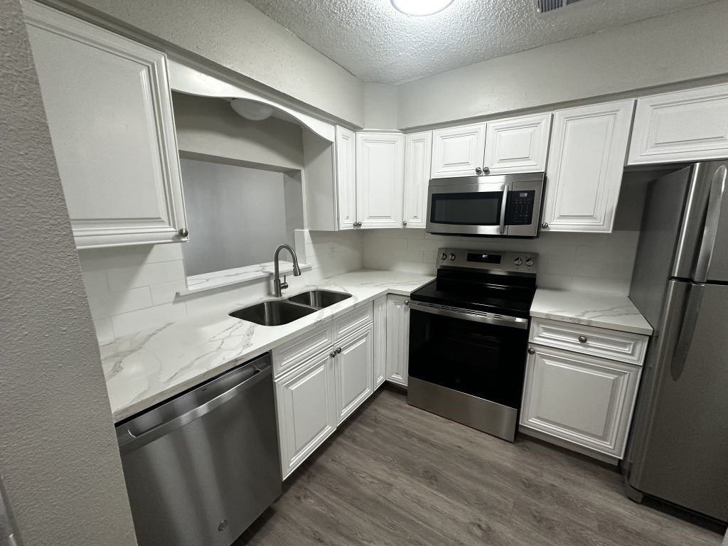 2120 Greenbriar Colony Drive Property Photo 3