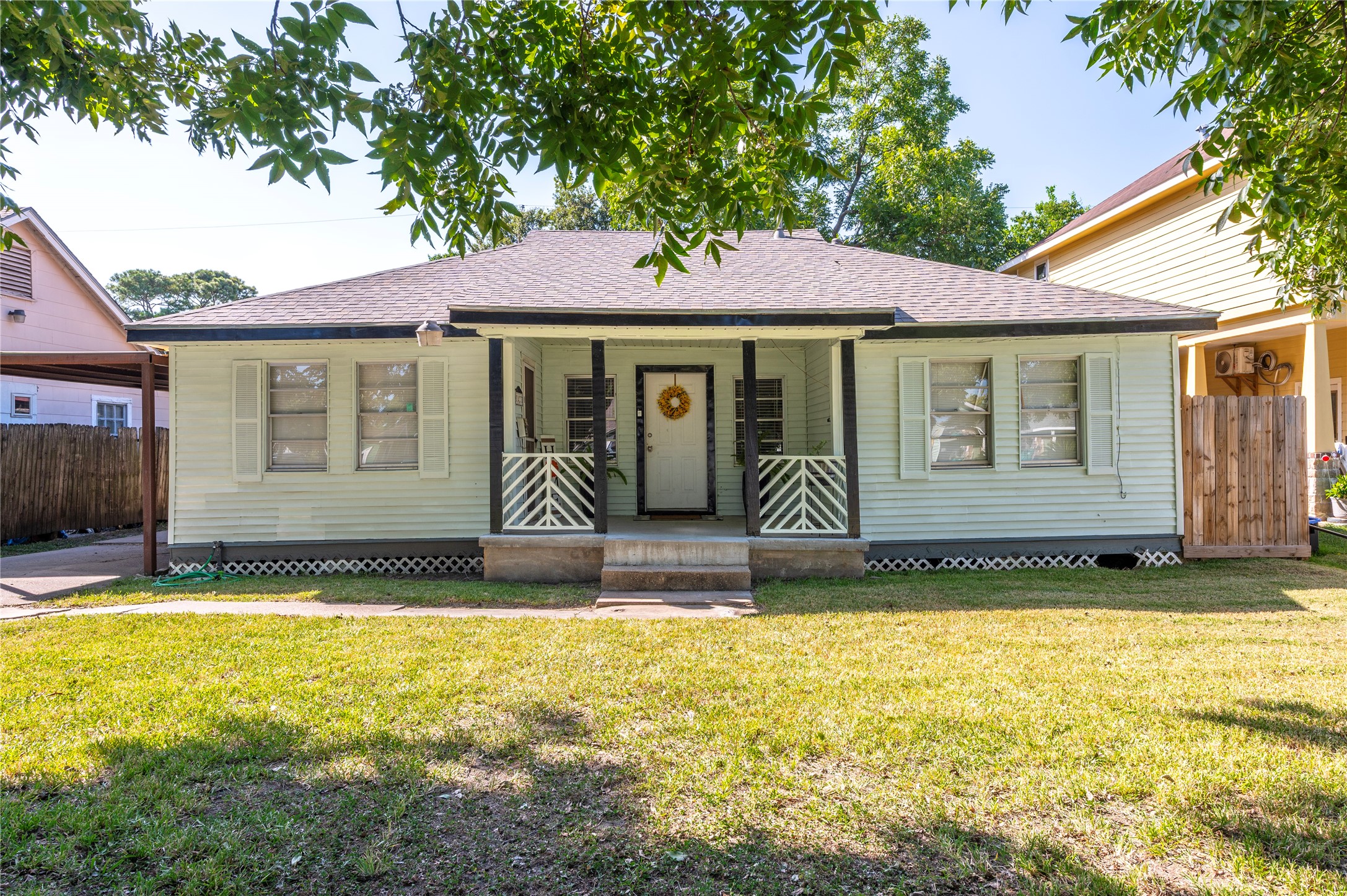 1427 Hankamer Street Property Photo 1