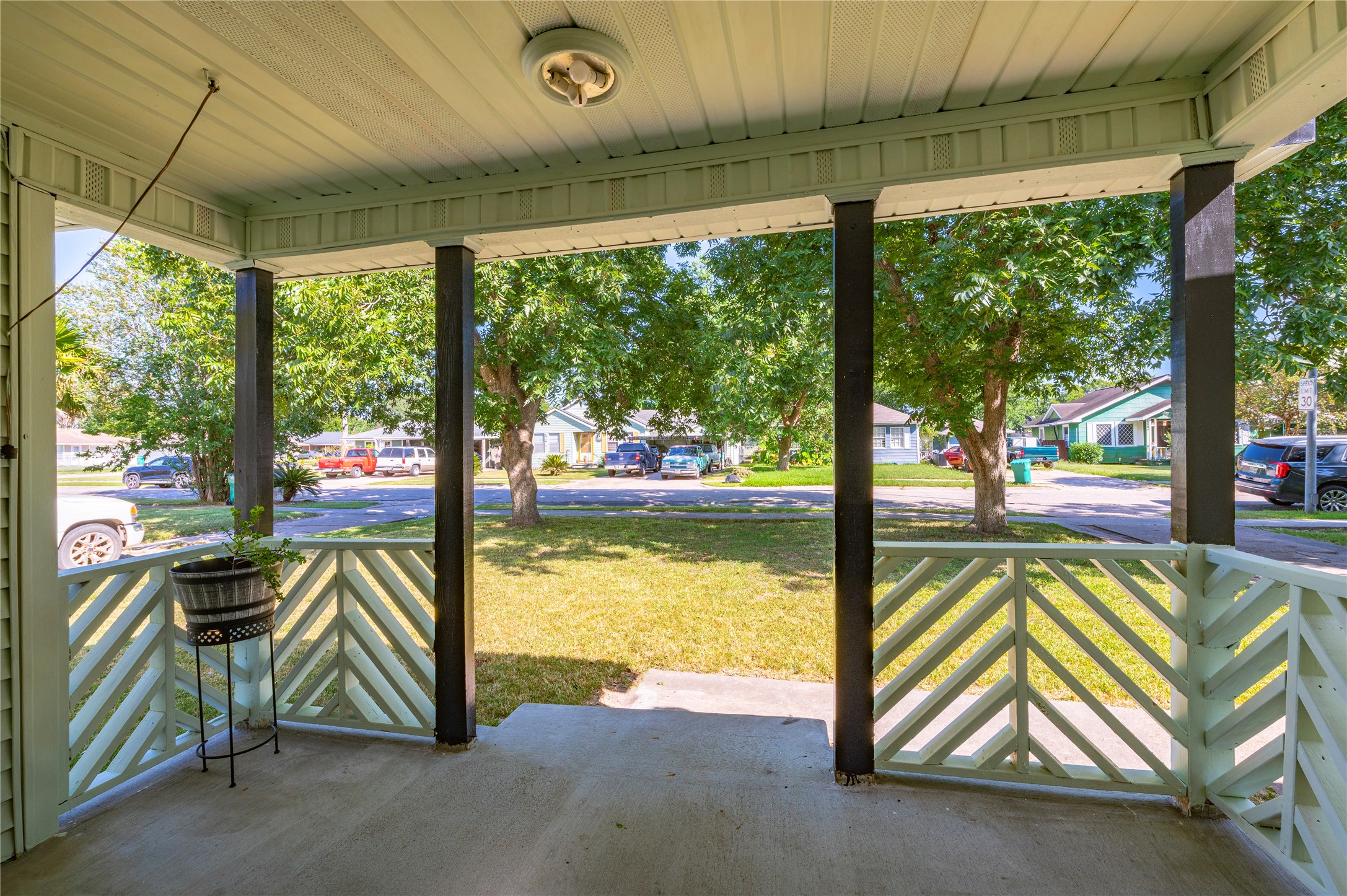 1427 Hankamer Street Property Photo 3