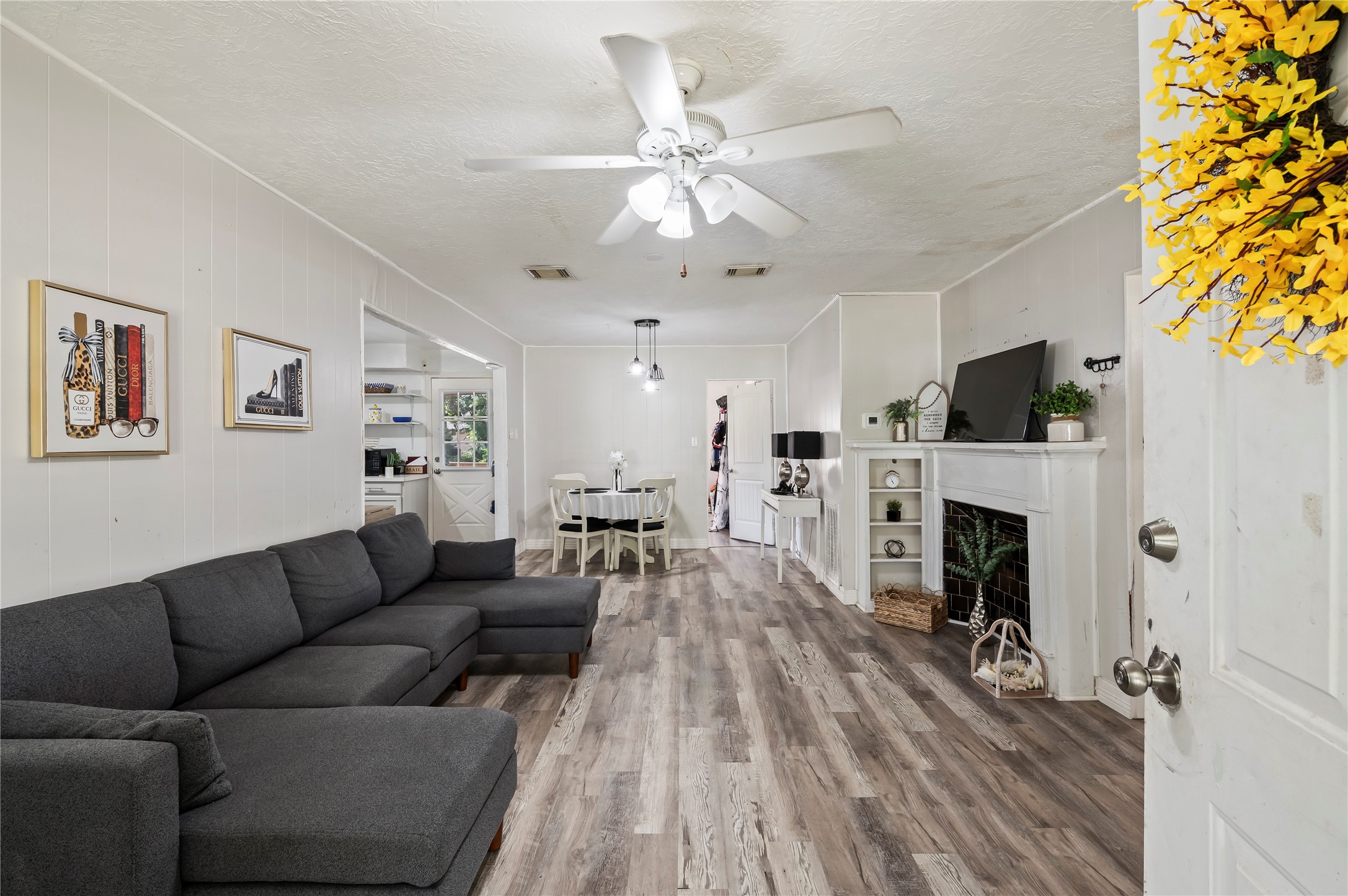 1427 Hankamer Street Property Photo 4