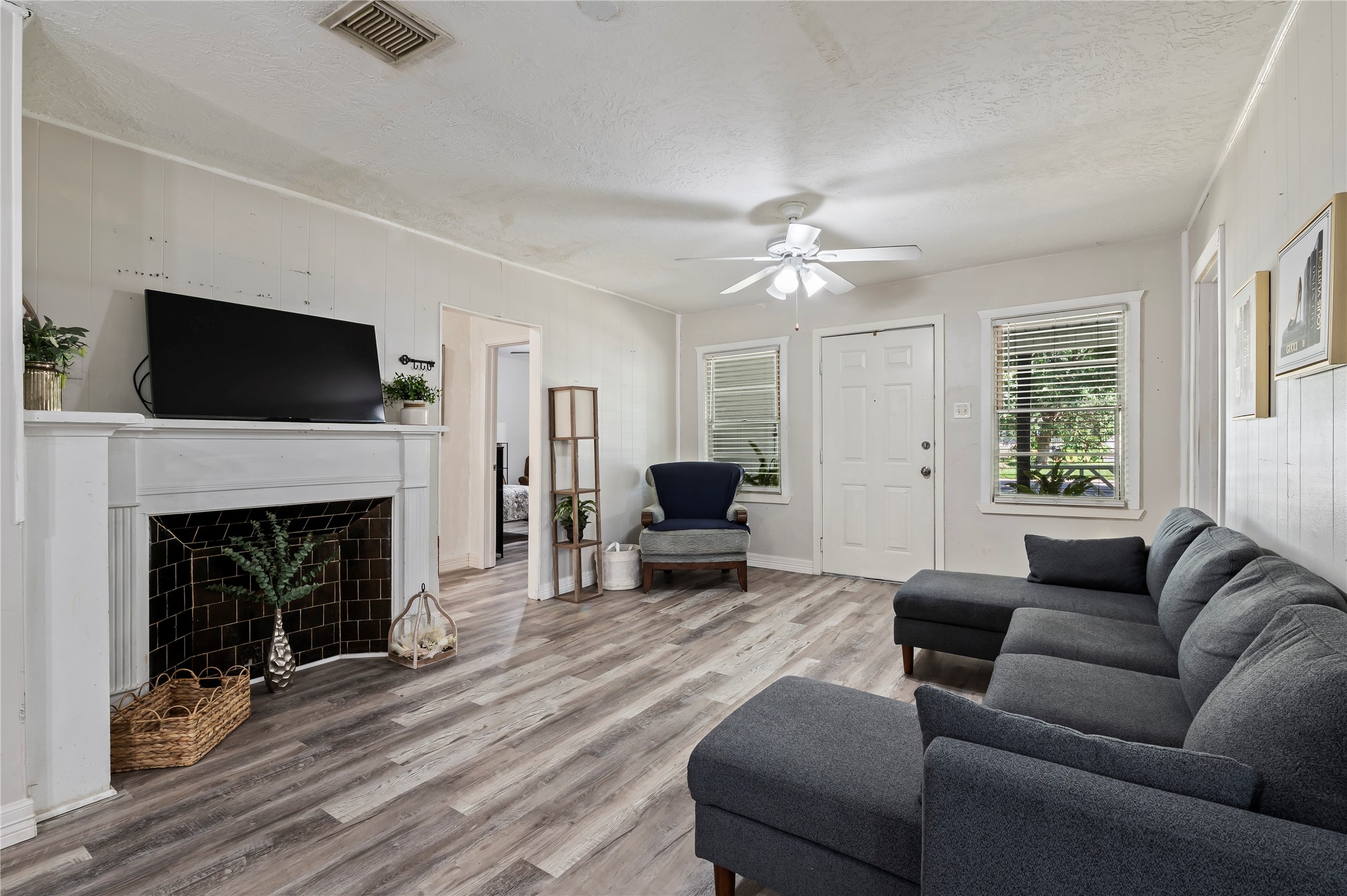 1427 Hankamer Street Property Photo 5