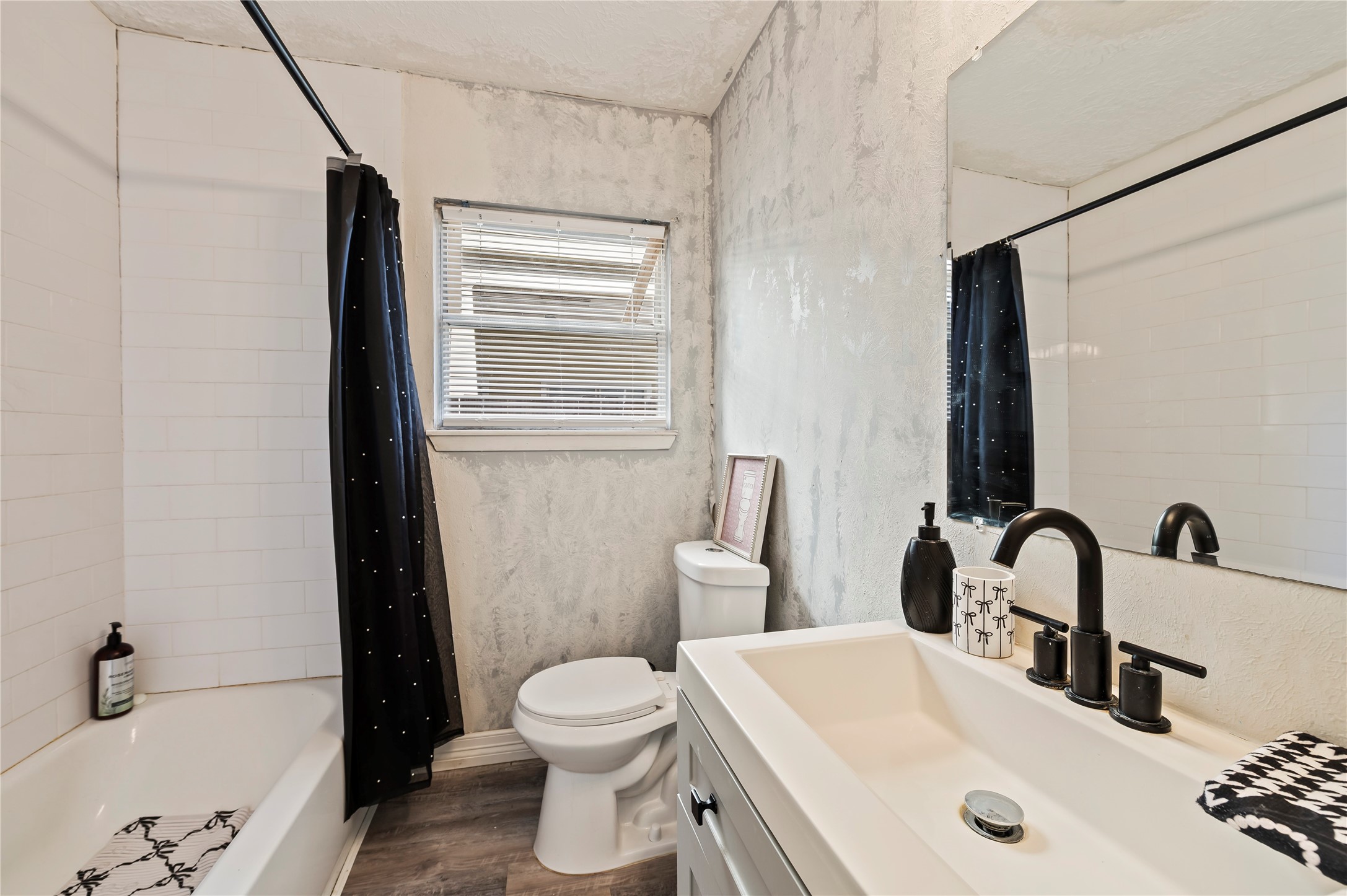 1427 Hankamer Street Property Photo 21