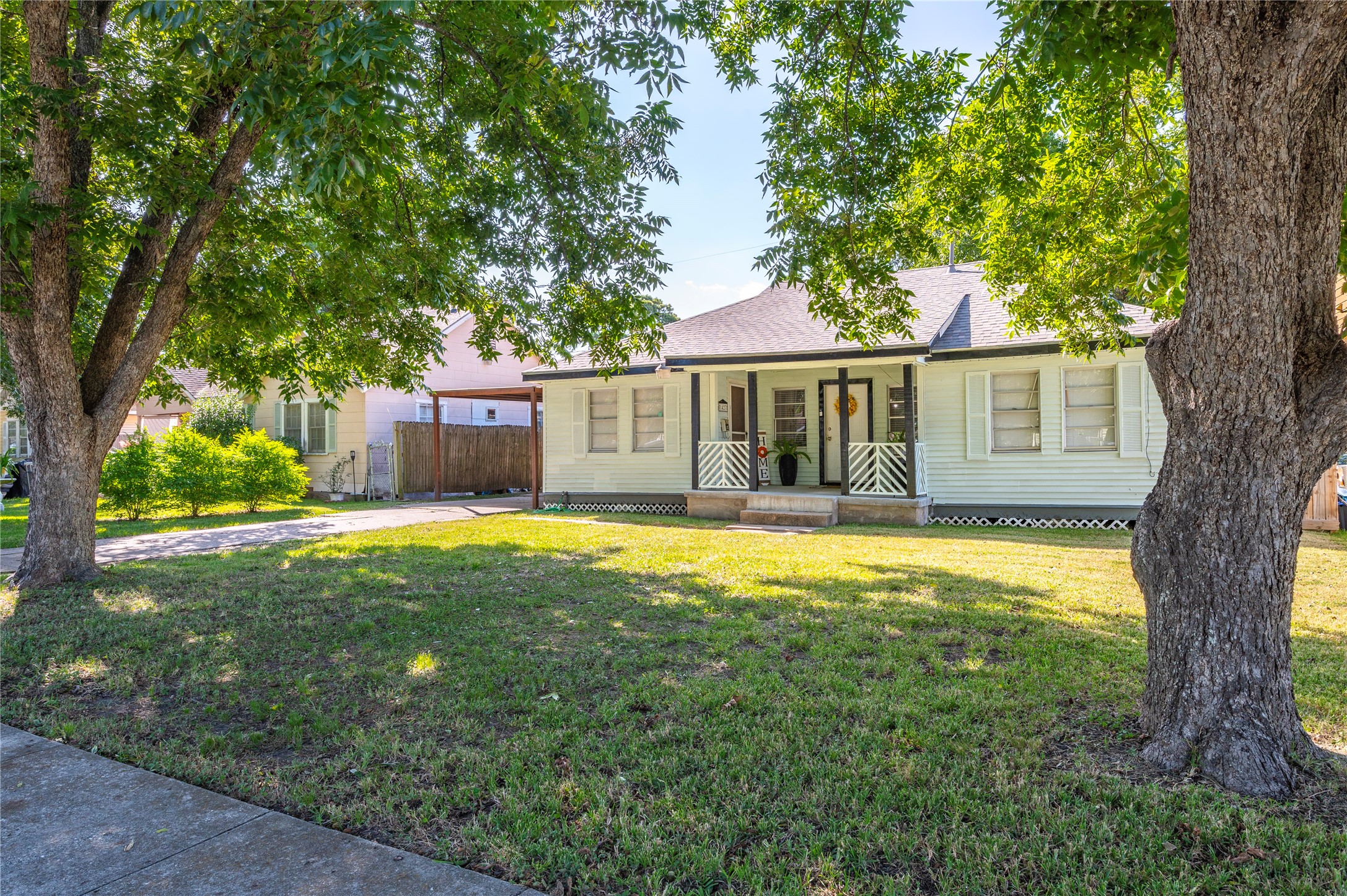1427 Hankamer Street Property Photo 23