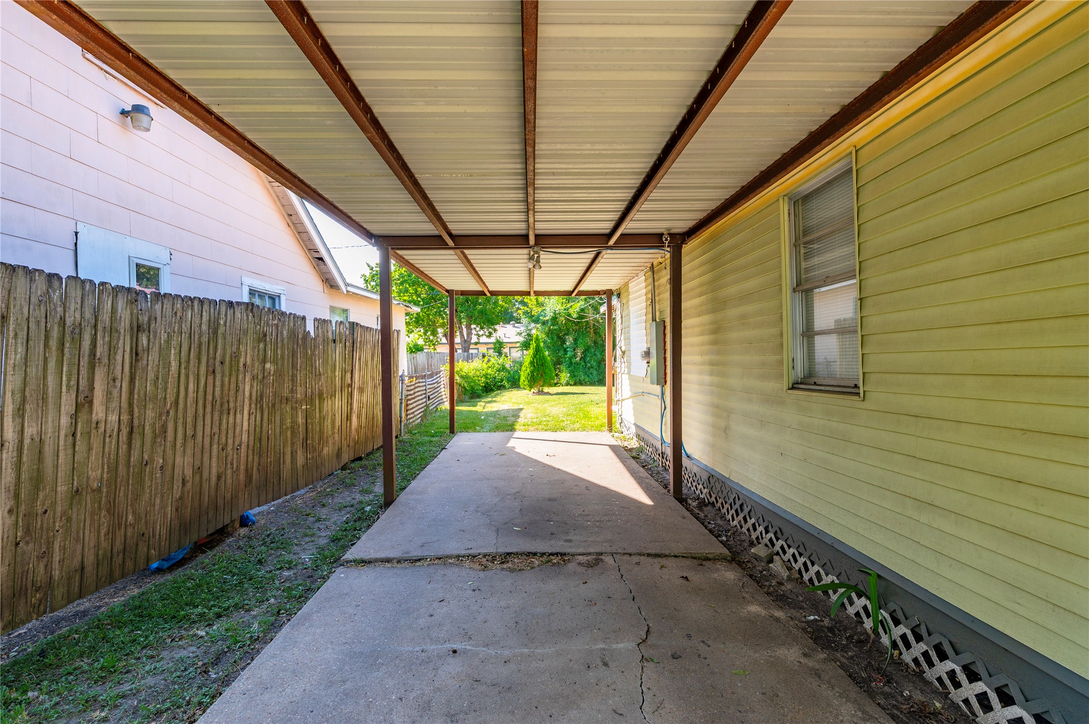 1427 Hankamer Street Property Photo 27