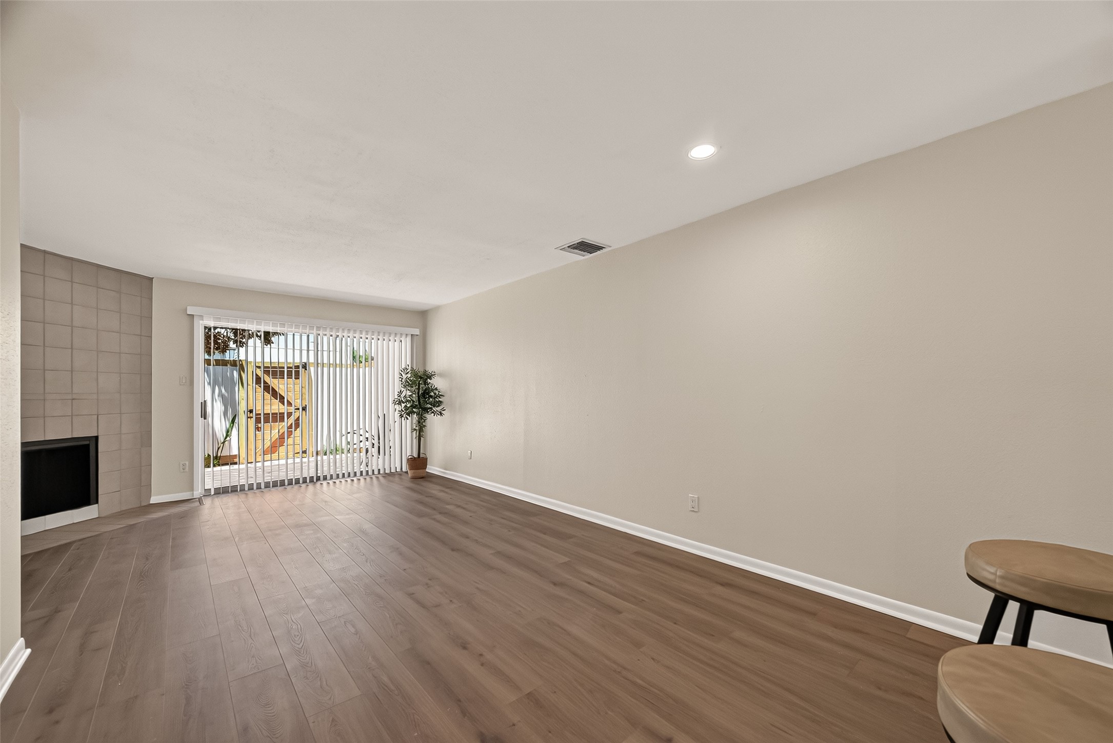 5056 Glenmont Drive Property Photo 7