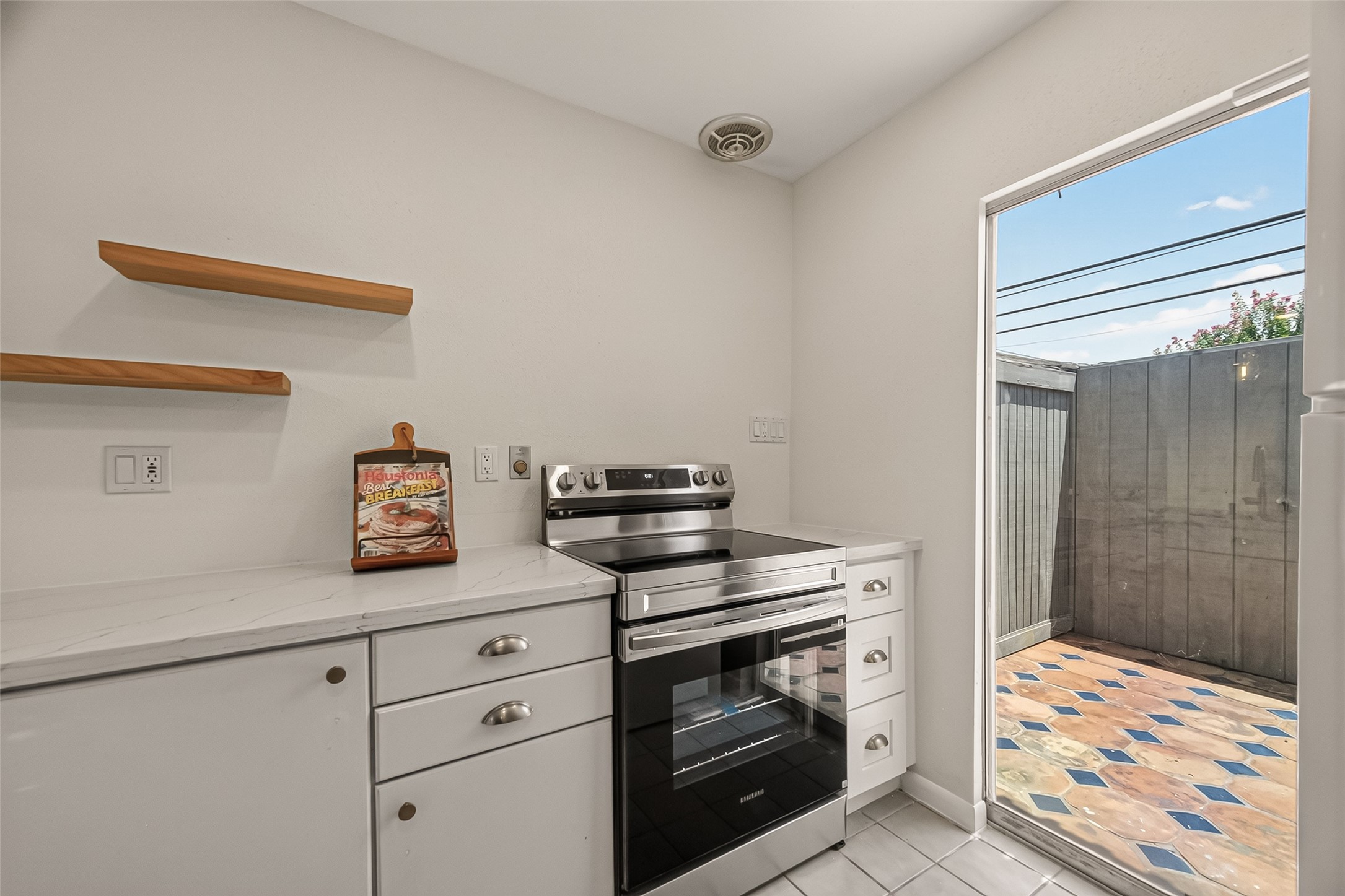 5056 Glenmont Drive Property Photo 12