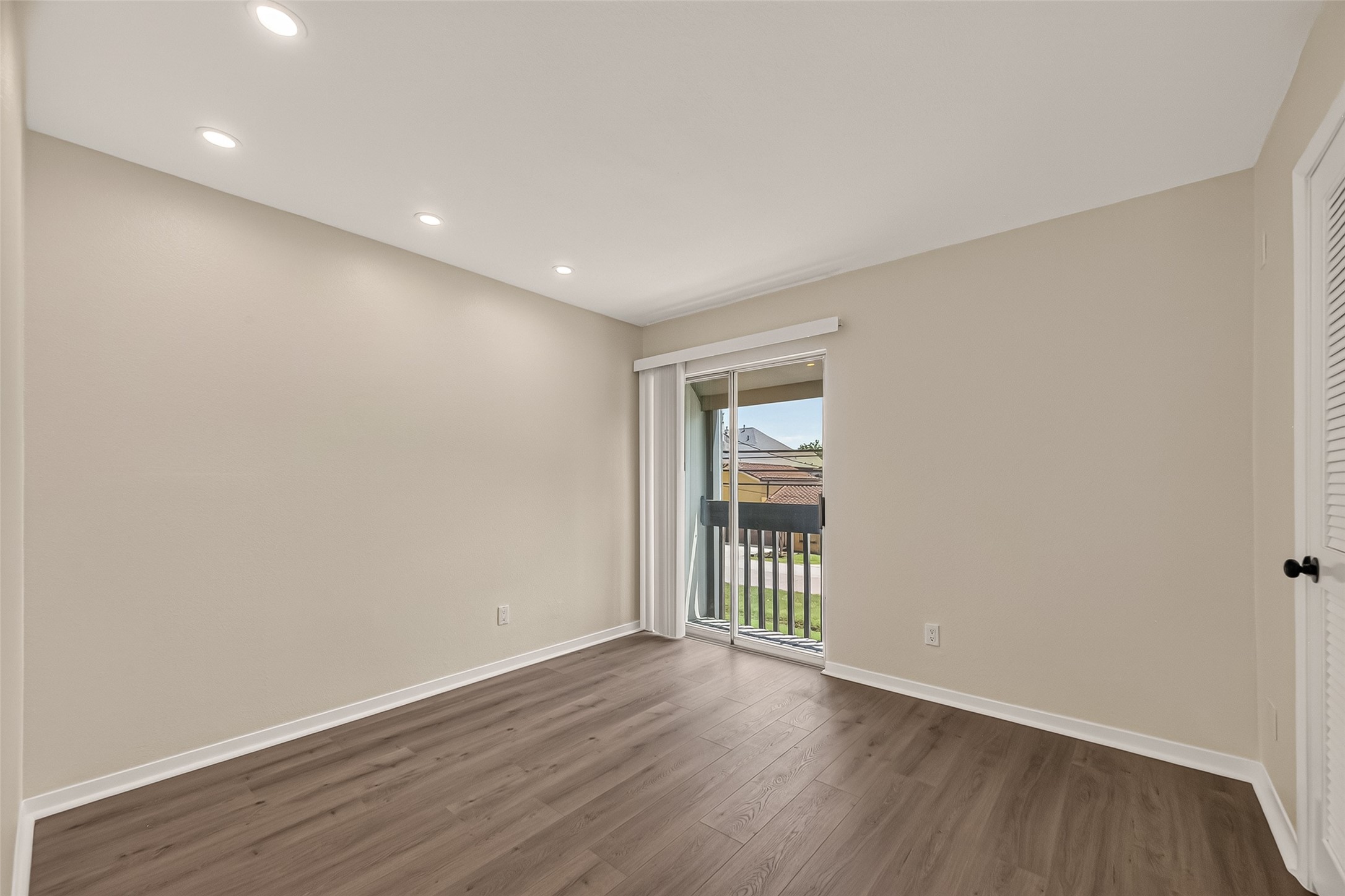 5056 Glenmont Drive Property Photo 16