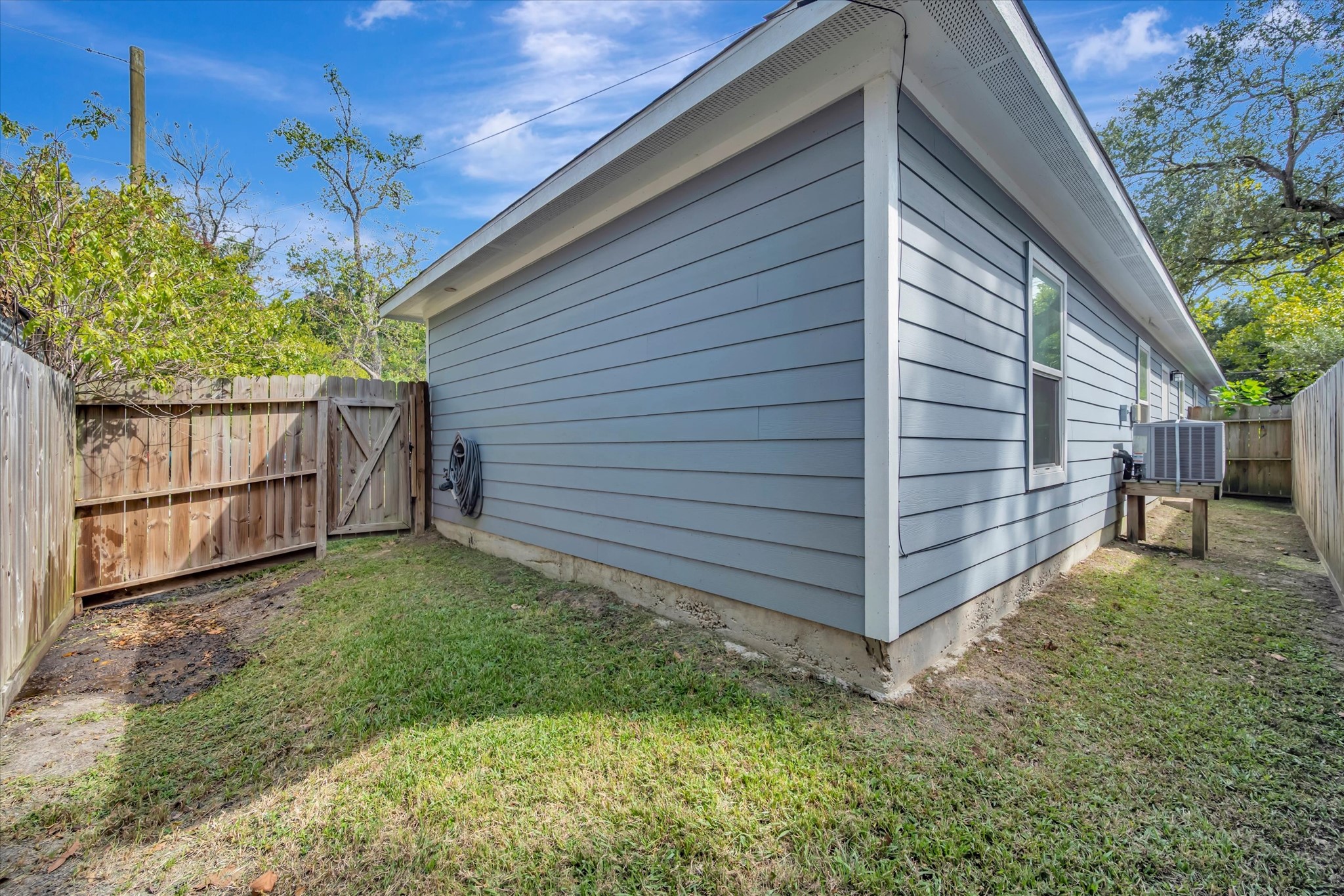 904 W Sealy B Property Photo 2