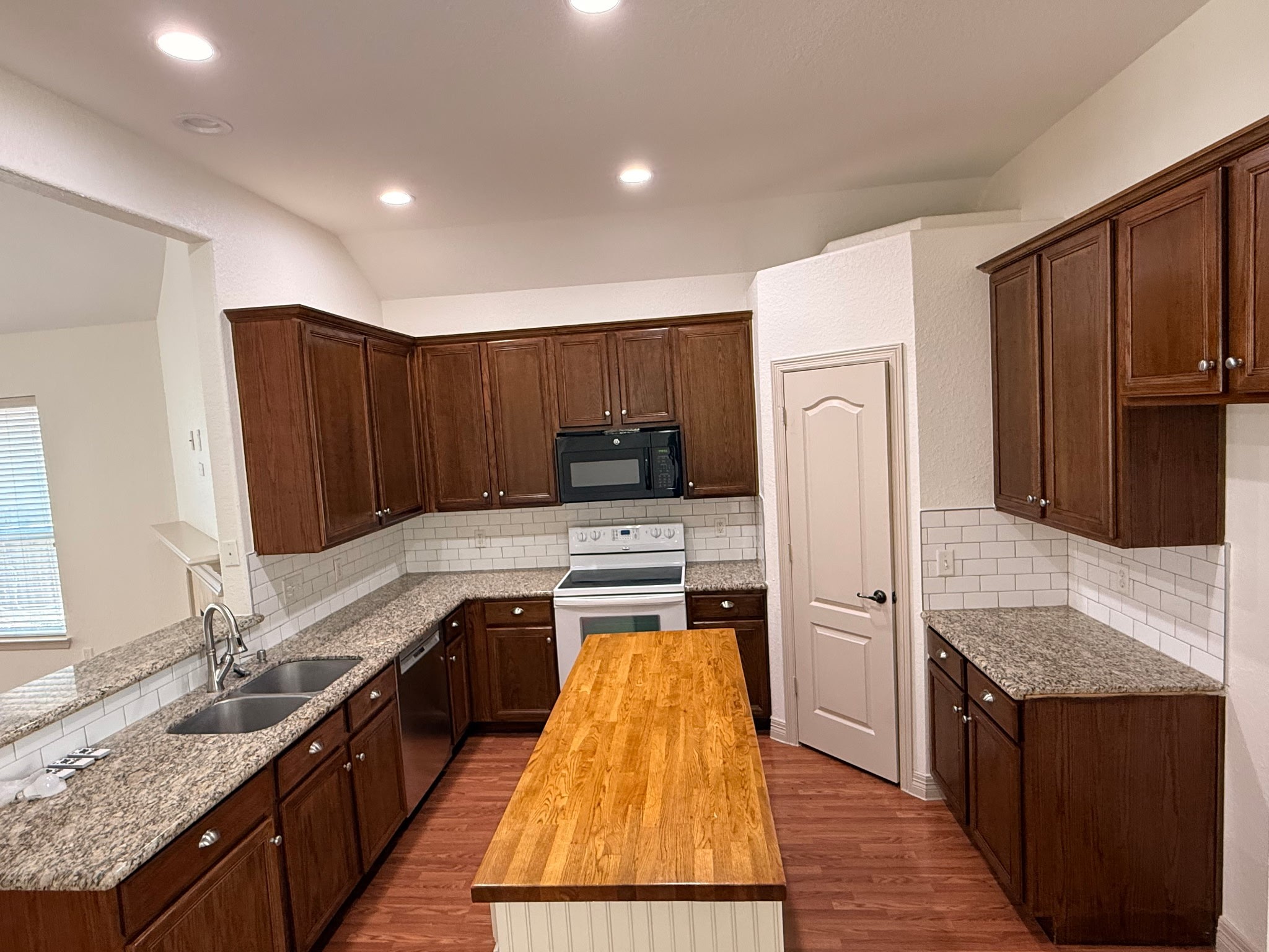 19057 Hammer Lane Property Photo 2