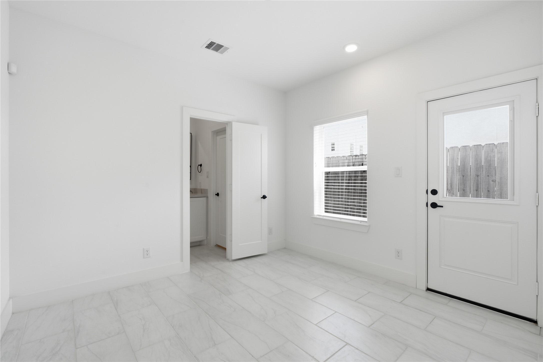 712 W Donovan Street C Property Photo 3