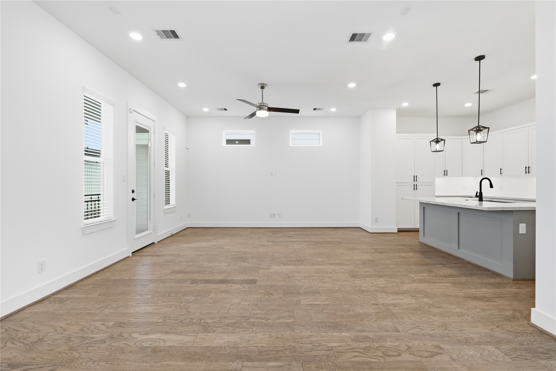 712 W Donovan Street C Property Photo 6