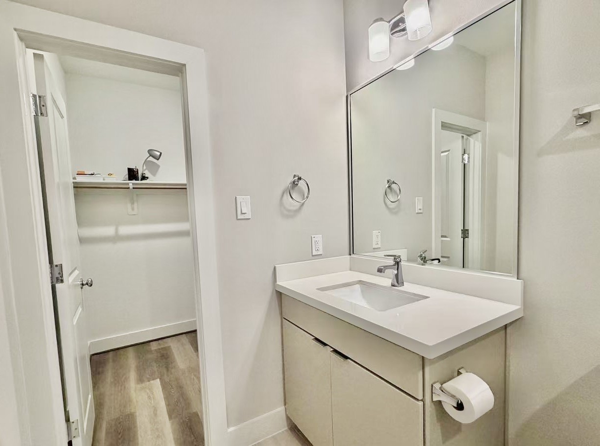1254 N Post Oak Road B Property Photo 4