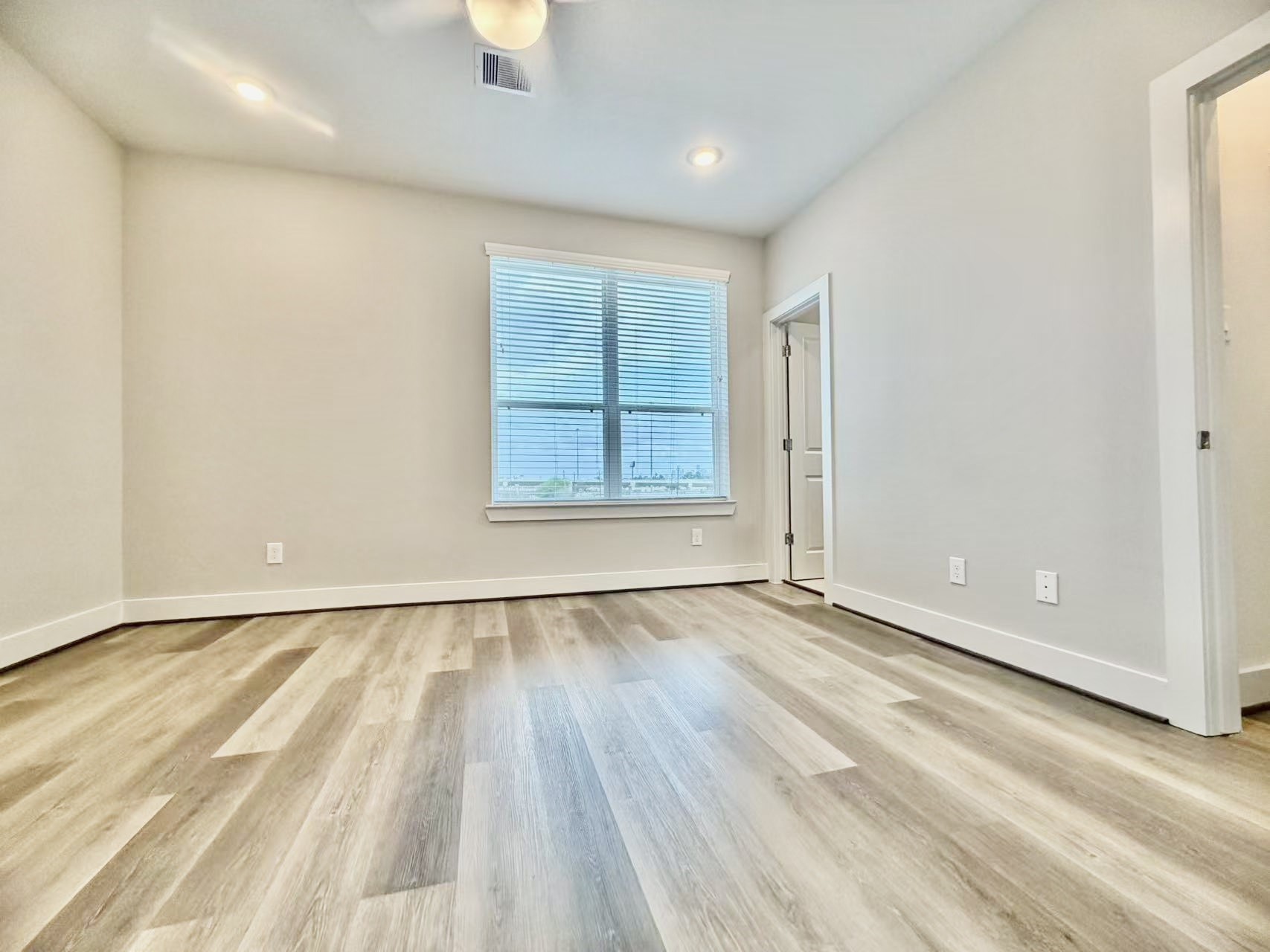 1254 N Post Oak Road B Property Photo 15
