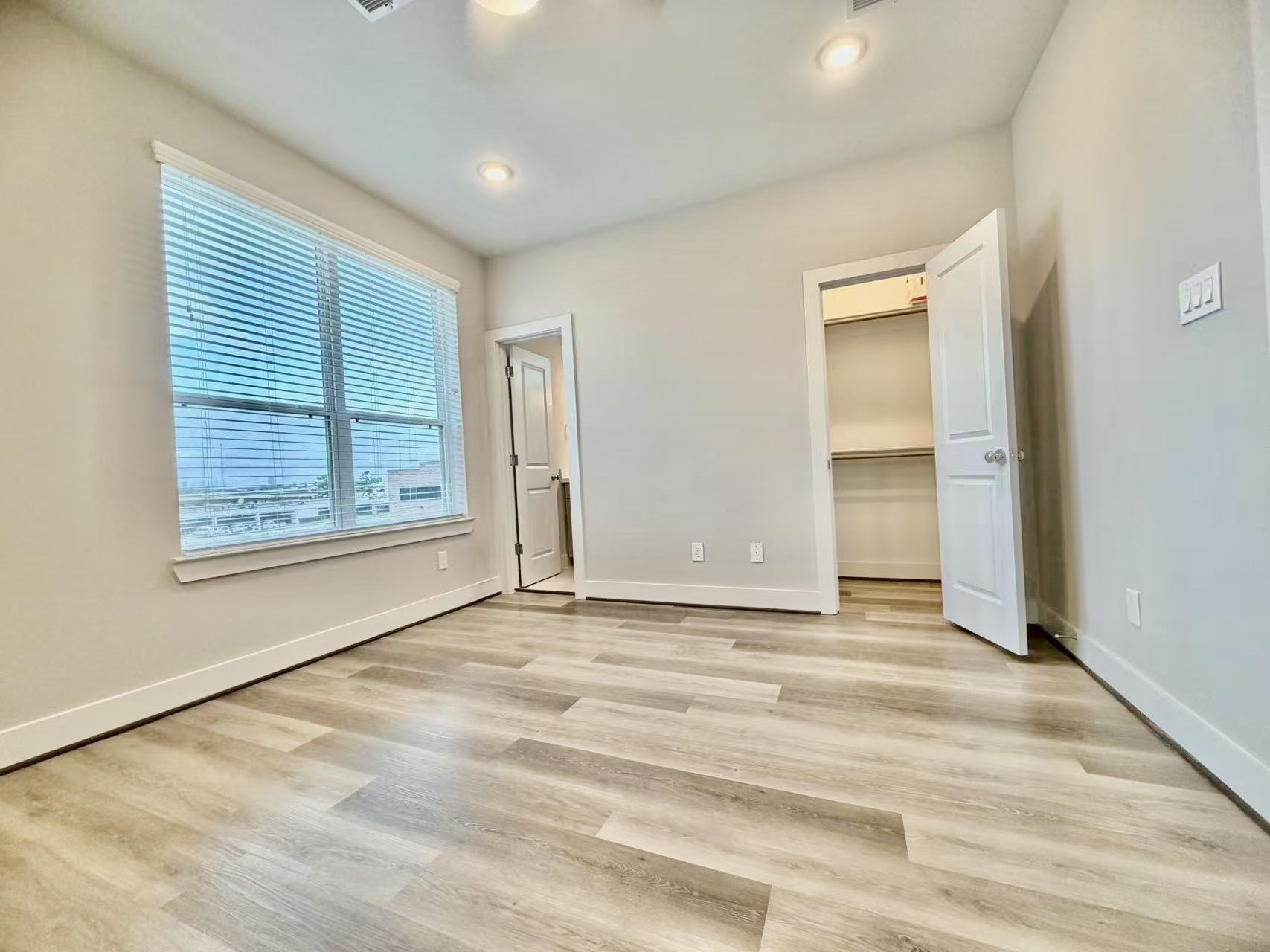 1254 N Post Oak Road B Property Photo 17